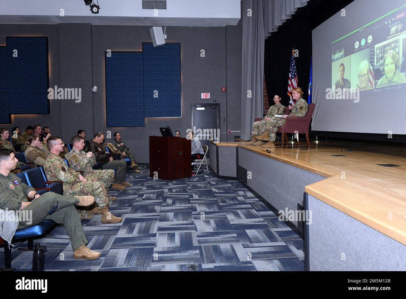 Dans le cadre de la célébration du mois de l'histoire des femmes de cette année, les membres du panel parlent à un auditoire pour une session d'une heure de mentorat de renseignement de commandement et de contrôle, de surveillance et de reconnaissance 23 mars 2022, à la base aérienne d'Offutt, au Nebraska. Les dirigeantes ont partagé leurs points de vue sur des questions importantes et des sujets actuels et ont répondu aux questions de l'auditoire. Banque D'Images