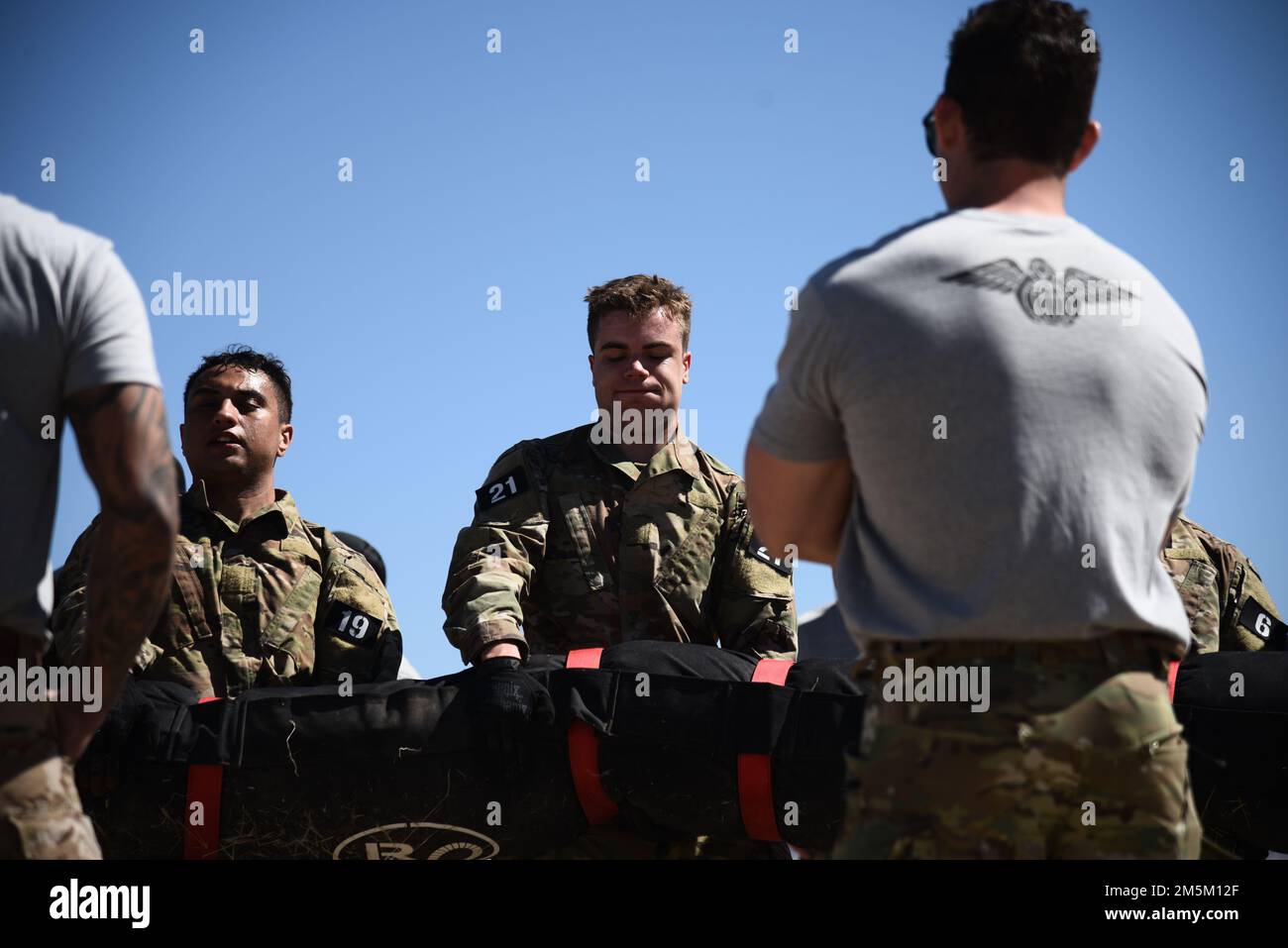 Un officier de sauvetage au combat observe les candidats pendant la phase II du screener de la CRO à la base aérienne de Davis-Monthan, Arizona, le 23 mars 2022. L'escadron de sauvetage 68th a accueilli le questionnaire de la phase II de l'ORO au cours de sept jours d'événements, notamment des essais de résistance mentale et physique dans l'eau et sur terre. Banque D'Images