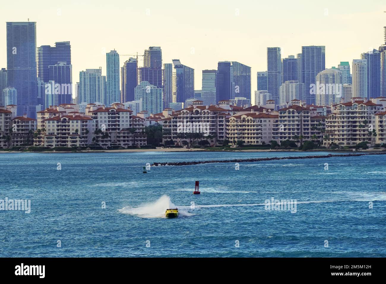 Miami, FL USA - 12 12 2022: Vue de la visite guidée en hors-bord de Miami Banque D'Images