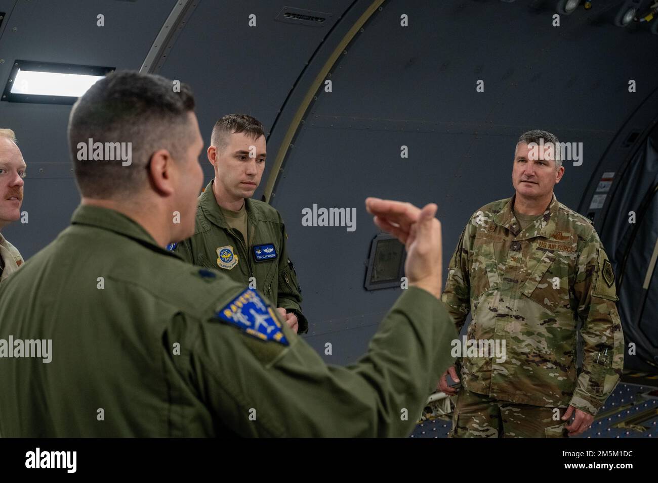 Le lieutenant-colonel Joshua Moores, commandant du détachement de la CEE 2203, a l'adresse du colonel Dawson Brumbelow, commandant du Groupe des opérations de mobilité aérienne 521st, sur le statut opérationnel actuel du KC-46A Wednesday 23 mars, à la base aérienne de Morón, en Espagne. Bien que le Pegasus ait précédemment mené des missions à travers des bases sous le mandat du 521sting, la CEE vise à montrer que l'avion peut exécuter des tâches avec des capacités plus larges qu'il ne fonctionne actuellement. Banque D'Images