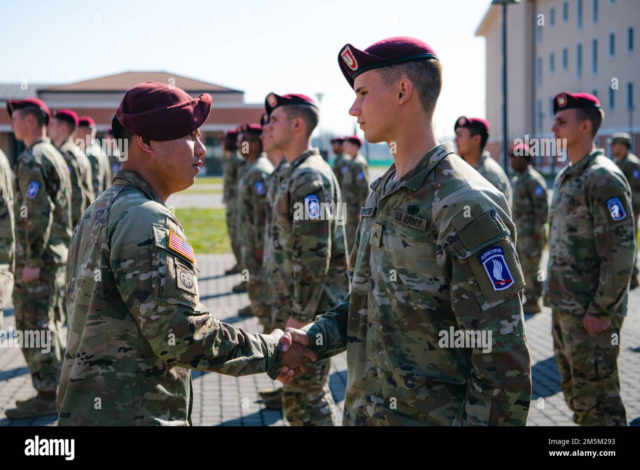 ÉTATS-UNIS Les parachutistes de l'armée sont intronisés dans la Brigade aéroportée de 173rd en tant que 'soldatss' lors d'une cérémonie d'application de correctifs à Caserma Del DIN à Vicenza, en Italie, sur 24 mars 2022. La Brigade aéroportée de 173rd est la U.S. La Force de réaction en cas d'urgence de l'armée en Europe, fournissant des forces rapidement déployables aux États-Unis les domaines de responsabilité de l'Europe, de l'Afrique et du Commandement central. Déployée en Italie et en Allemagne, la brigade s'entraîne régulièrement aux côtés des alliés et partenaires de l'OTAN pour établir des partenariats et renforcer l'alliance. Banque D'Images