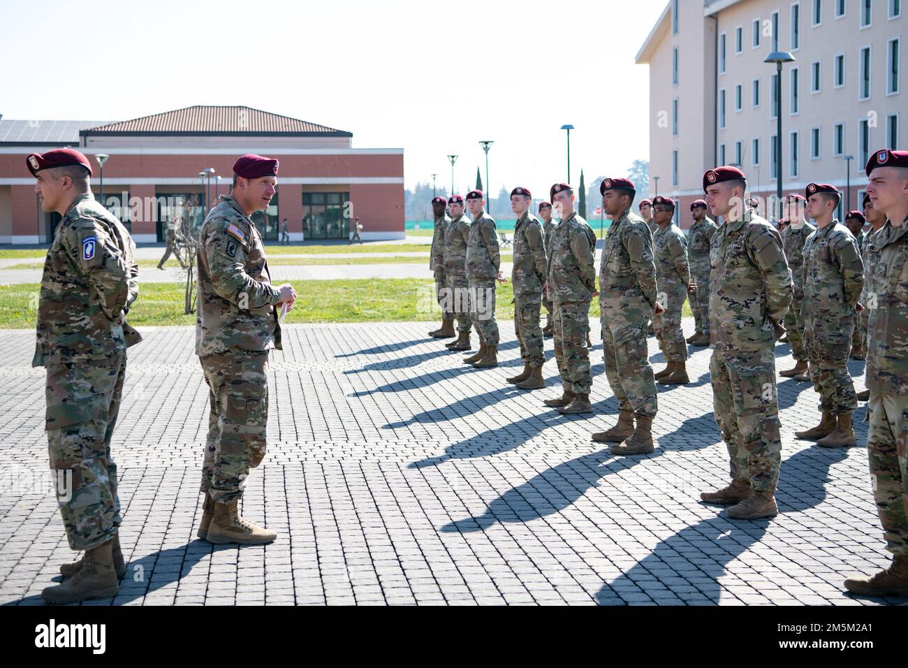 ÉTATS-UNIS Les parachutistes de l'armée sont intronisés dans la Brigade aéroportée de 173rd en tant que 'soldatss' lors d'une cérémonie d'application de correctifs à Caserma Del DIN à Vicenza, en Italie, sur 24 mars 2022. La Brigade aéroportée de 173rd est la U.S. La Force de réaction en cas d'urgence de l'armée en Europe, fournissant des forces rapidement déployables aux États-Unis les domaines de responsabilité de l'Europe, de l'Afrique et du Commandement central. Déployée en Italie et en Allemagne, la brigade s'entraîne régulièrement aux côtés des alliés et partenaires de l'OTAN pour établir des partenariats et renforcer l'alliance. Banque D'Images