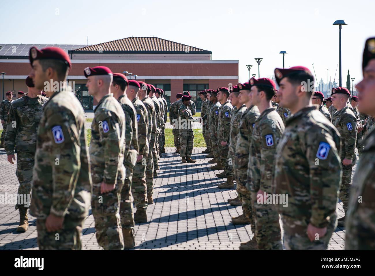 ÉTATS-UNIS Les parachutistes de l'armée sont intronisés dans la Brigade aéroportée de 173rd en tant que 'soldatss' lors d'une cérémonie d'application de correctifs à Caserma Del DIN à Vicenza, en Italie, sur 24 mars 2022. La Brigade aéroportée de 173rd est la U.S. La Force de réaction en cas d'urgence de l'armée en Europe, fournissant des forces rapidement déployables aux États-Unis les domaines de responsabilité de l'Europe, de l'Afrique et du Commandement central. Déployée en Italie et en Allemagne, la brigade s'entraîne régulièrement aux côtés des alliés et partenaires de l'OTAN pour établir des partenariats et renforcer l'alliance. Banque D'Images