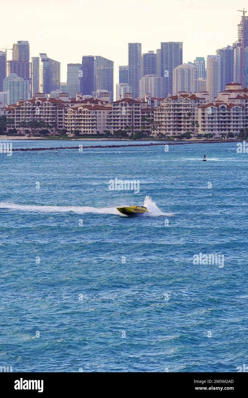 Miami, FL USA - 12 12 2022: Vue de la visite guidée en hors-bord de Miami Banque D'Images
