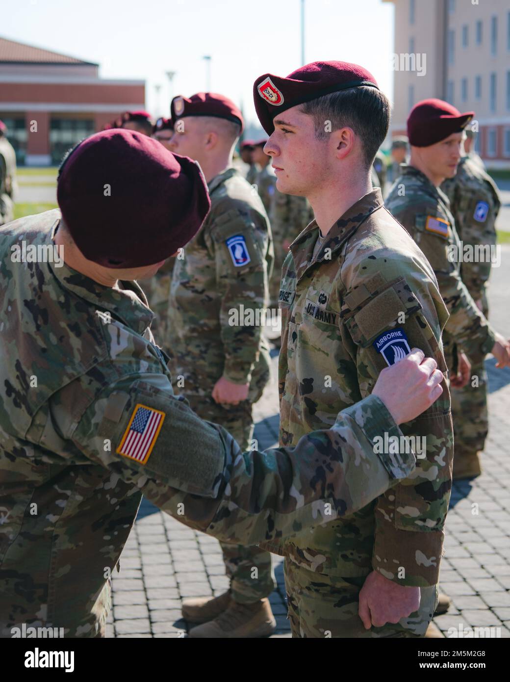 ÉTATS-UNIS Les parachutistes de l'armée sont intronisés dans la Brigade aéroportée de 173rd en tant que 'soldatss' lors d'une cérémonie d'application de correctifs à Caserma Del DIN à Vicenza, en Italie, sur 24 mars 2022. La Brigade aéroportée de 173rd est la U.S. La Force de réaction en cas d'urgence de l'armée en Europe, fournissant des forces rapidement déployables aux États-Unis les domaines de responsabilité de l'Europe, de l'Afrique et du Commandement central. Déployée en Italie et en Allemagne, la brigade s'entraîne régulièrement aux côtés des alliés et partenaires de l'OTAN pour établir des partenariats et renforcer l'alliance. Banque D'Images
