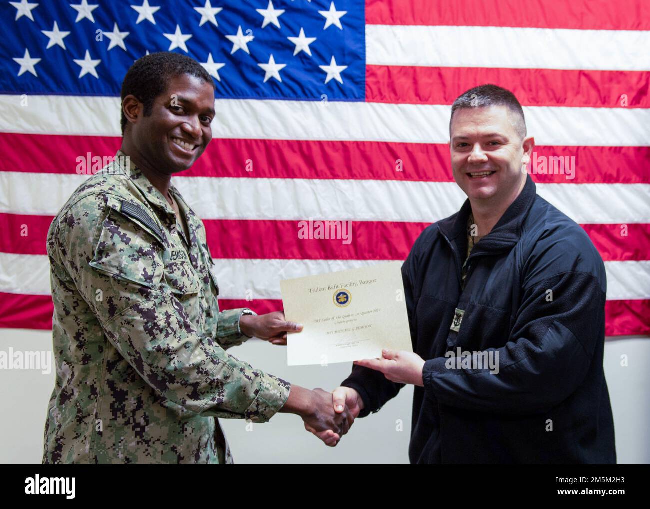 SILVERDALE, Washington (24 mars 2022) technicien en missiles 1st classe Michael Jemison (à gauche), est reconnu comme Trident Reit Facility, Bangor's (TRFB) Sailor of the Quarter, premier trimestre, exercice 2022. Timothy Glazner (à droite), chef de commandement de TRFB, a présenté le prix. TRFB soutient la mission de dissuasion stratégique du pays qui consiste à réparer, à réviser progressivement et à moderniser les sous-marins de missiles balistiques stratégiques de la flotte du Pacifique pendant les réinstallations. Banque D'Images