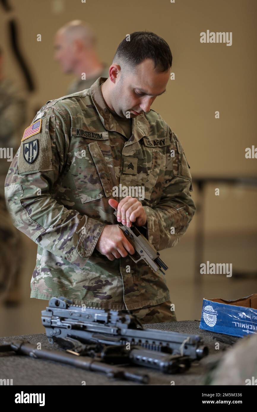 Le Sgt Eric Kirshbaum, avec le Centre d’entraînement conjoint de débarquement de camp, assemble un M17 lors de l’événement mystère de la compétition 2022 du meilleur guerrier de la Garde nationale de l’Armée de Floride au Camp de débarquement, au 24 mars 2022. Le but de cette compétition est de construire l'esprit de corps, de reconnaître et d'honorer les compétences des guerriers de l'Armée, la préparation militaire, et d'identifier le meilleur soldat et officier non commandant dans la Garde nationale de l'Armée de Floride. Banque D'Images