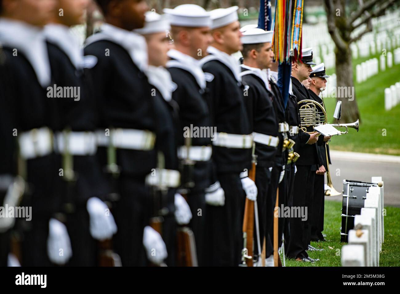 Marins des États-Unis La Garde de cérémonie de la Marine soutient les funérailles militaires avec l'escorte funéraire pour les États-Unis Marin de la Marine 1st classe Walter Stein dans la section 36 du cimetière national d'Arlington, Arlington, Virginie, 24 mars 2022. Stein a été tué lors de l'attaque sur Pearl Harbor en servant à bord de l'USS Oklahoma. D'après le communiqué de presse de la Defense POW/MIA Accounting Agency (DPAA): Le 7 décembre 1941, Stein a été affecté au cuirassé USS Oklahoma, amarré à Ford Island, Pearl Harbor, lorsque le navire a été attaqué par des avions japonais. L'USS Oklahoma a subi de multiples coups de torpille, qui c Banque D'Images Marins des États-Unis La Garde de cérémonie de la Marine soutient les funérailles militaires avec l'escorte funéraire pour les États-Unis Marin de la Marine 1st classe Walter Stein dans la section 36 du cimetière national d'Arlington, Arlington, Virginie, 24 mars 2022. Stein a été tué lors de l'attaque sur Pearl Harbor en servant à bord de l'USS Oklahoma. D'après le communiqué de presse de la Defense POW/MIA Accounting Agency (DPAA): Le 7 décembre 1941, Stein a été affecté au cuirassé USS Oklahoma, amarré à Ford Island, Pearl Harbor, lorsque le navire a été attaqué par des avions japonais. L'USS Oklahoma a subi de multiples coups de torpille, qui c Banque D'Images