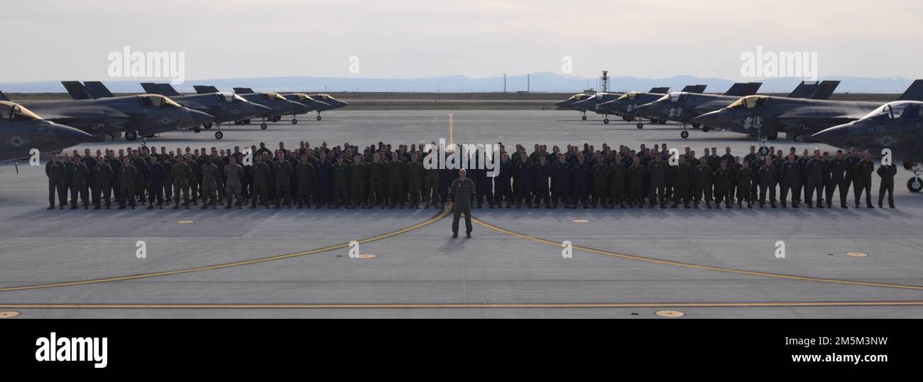 ÉTATS-UNIS Les Marines avec l'escadron d'entraînement d'attaque de chasseurs maritimes (VMFAT) 501 se tiennent en formation pour une photo de l'escadron à la base aérienne de Mountain Home, Idaho, 24 mars 2022. VMFAT-501 déployé à la base aérienne de Mountain Home pour former des pilotes d'entrée de gamme à maîtriser le soutien en plein air et les chutes de munitions explosives en vue de leur future flotte F-35B et de leurs opérations aériennes à l'étranger. VMFAT-501 est une unité subordonnée de la 2nd Marine Aircraft Wing, l'élément de combat aérien de la II Marine Expeditionary Force. Banque D'Images