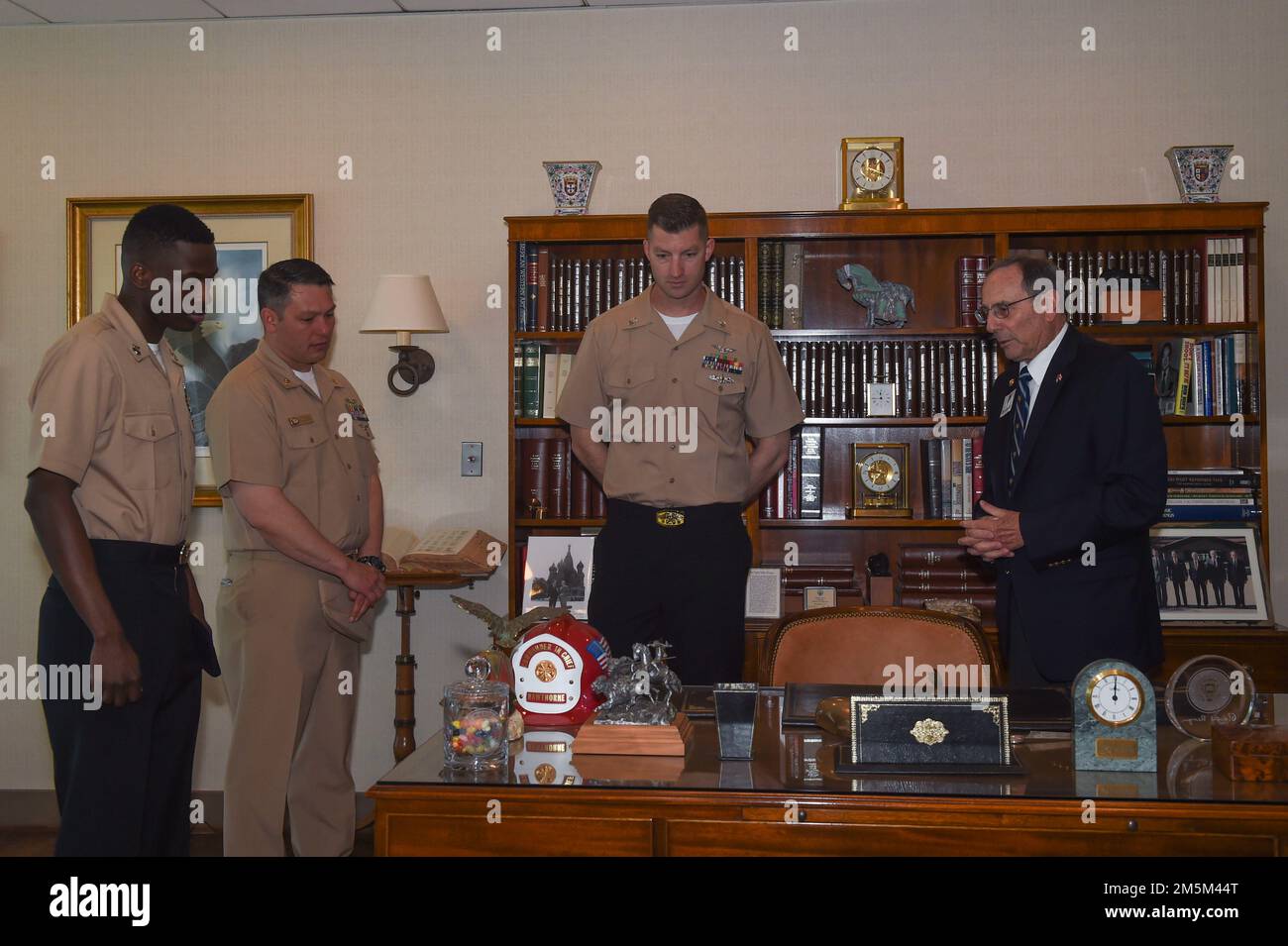 220324-N-DL524-1008 (24 mars 2022) VALLÉE SIMI, Californie – Marins affectés aux États-Unis Le seul porte-avions de la Marine, le USS Ronald Reagan (CVN 76) et Steve Caplan, un docent de la bibliothèque présidentielle Ronald Reagan, voient des objets dans le bureau du président Ronald Reagan lors d’une visite de la bibliothèque présidentielle Ronald Reagan. Au cours de la visite du homonyme, quatre marins Ronald Reagan ont eu l'occasion de visiter les terrains de la bibliothèque présidentielle Ronald Reagan et du Pavillon de la Force aérienne One. Cette visite a permis aux marins actuels de Ronald Reagan d’en apprendre davantage sur le nom et le salut du navire Banque D'Images
