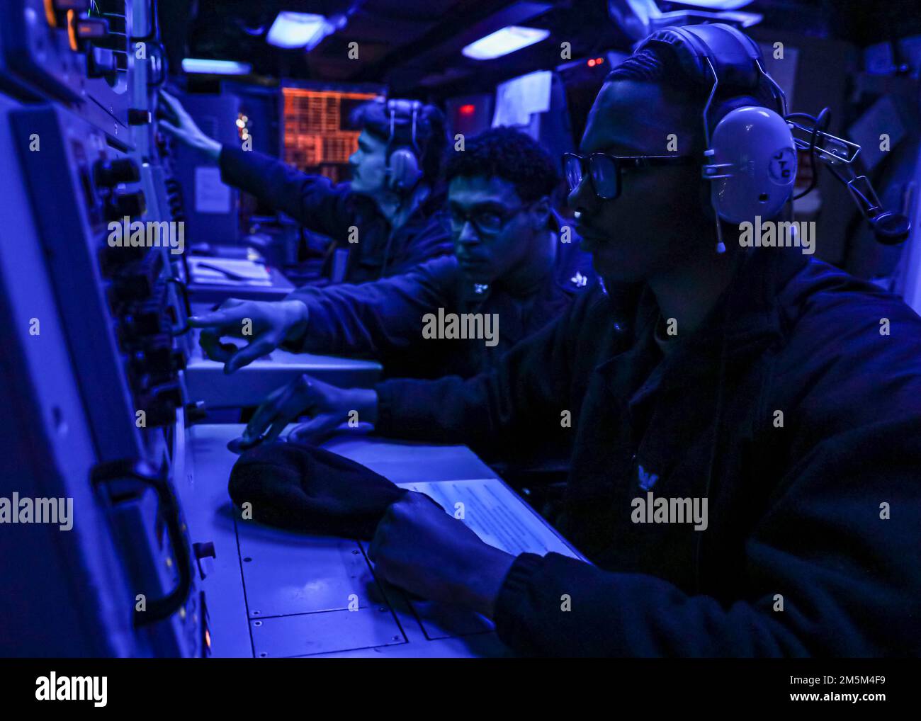 OCÉAN ATLANTIQUE (24 mars 2022) – le technicien Sonar surveille ses consoles dans le contrôle du sonar à bord du destroyer de missile guidé de classe Arleigh Burke USS porter (DDG 78), 24 mars. Porter, déployé à Rota, en Espagne, participe actuellement à l'exercice du groupe de travail dans la zone d'exploitation de la flotte américaine 2nd. Le TTEX sert d'exercice de certification pour le déploiement indépendant des navires et est conçu pour tester la préparation et le rendement de la mission dans les opérations intégrées. Banque D'Images