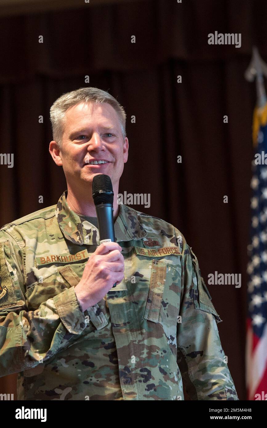 Le colonel Charles Barkhurst, vice-commandant de l'escadre de la base aérienne 88th, fait des remarques de clôture lors de la cérémonie de remise des diplômes 22-C de l'école de leadership Airman, à 24 mars 2022, à la base aérienne Wright-Patterson, en Ohio. La SLA est requise pour que les aviateurs seniors sélectionnés pour le sergent d'état-major les enseignent sur le leadership et la culture de la Force aérienne et qu'ils sont ouverts aux civils admissibles. Banque D'Images