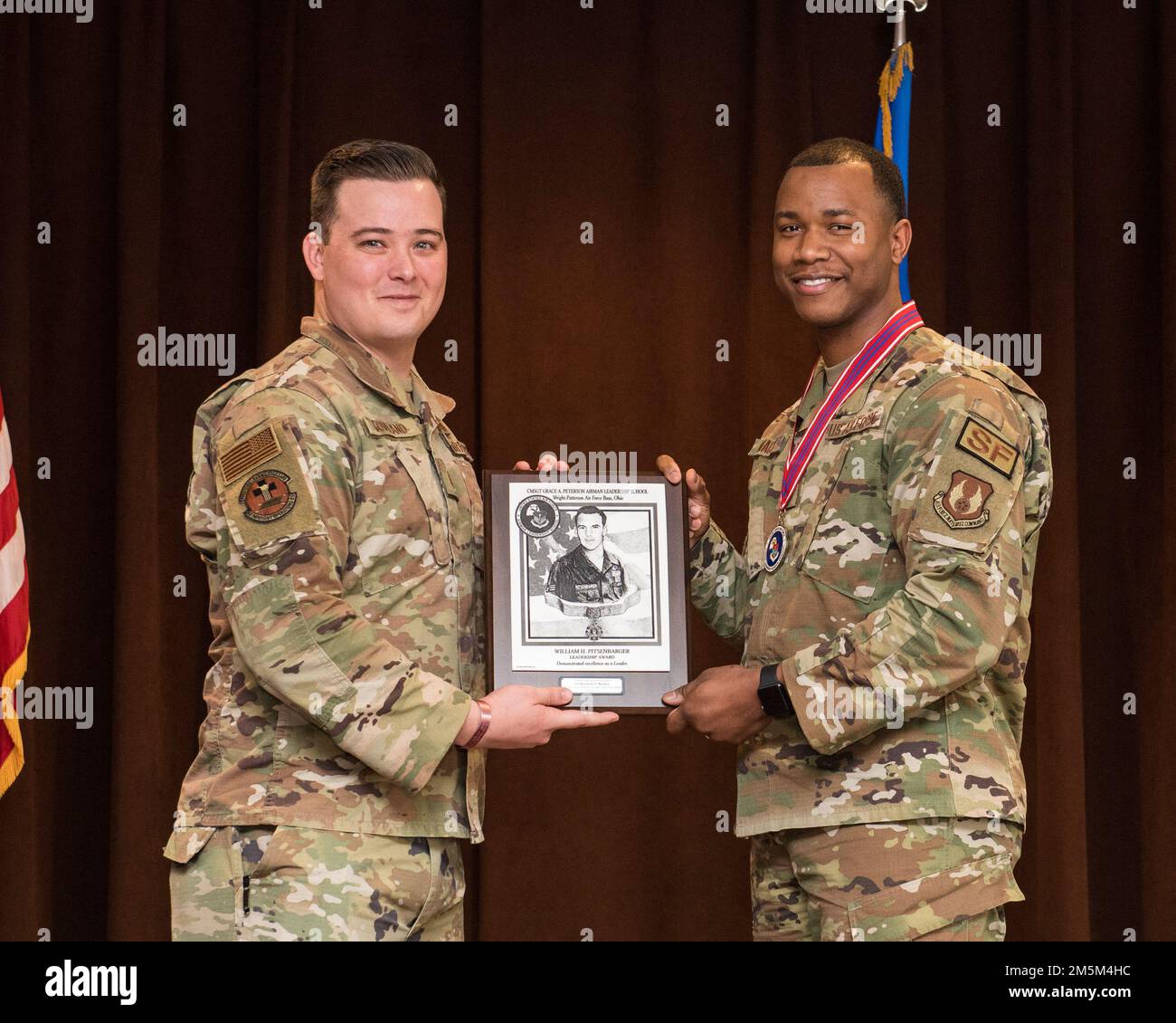 Le Sgt principal Sean Loveland remet le Prix du leadership à l'aviailier Kenneth Mackey lors de la cérémonie de remise des diplômes 22-C de l'école de leadership Airman, à 24 mars 2022, à la base aérienne Wright-Patterson, en Ohio. Le prix est remis à un étudiant qui fait preuve d'excellence en leadership. Banque D'Images