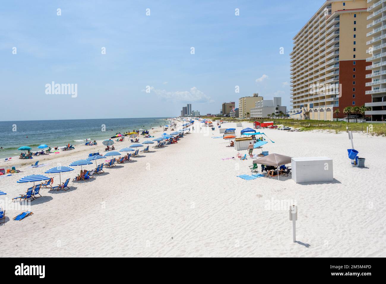 Gulf Shores Beach avec des touristes sur une journée ensoleillée, Gulf Coast, Alabama, USA Banque D'Images