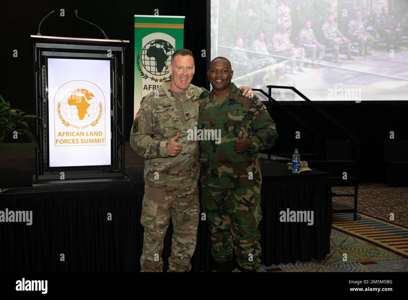 Les participants se réunissent pour une photo lors du Sommet des Forces terrestres africaines 2022 (ALFS) à Columbus, Géorgie, le 24 mars 2022. ALFS est un sommet d'une semaine organisé par les États-Unis Le chef d'état-major de l'armée avait l'intention de rassembler les chefs des forces terrestres du continent africain pour discuter des solutions aux défis auxquels ils sont confrontés et consolider les relations avec les nations partenaires. Banque D'Images