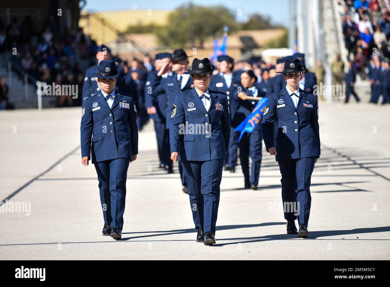 BASE CONJOINTE SAN ANTONIO-LACKLAND, Texas -- plus de 600 aviateurs et gardiens affectés à l'escadron d'entraînement 323 ont obtenu le diplôme de 24 mars 2022, de l'entraînement militaire de base. Brig. Le général Alfred Flowers Jr., directeur de la main-d'oeuvre, du personnel et des ressources et chef du corps des services médicaux, et le Sgt. Principal Kenya Williams, chef de la main-d'oeuvre, du personnel et des ressources et chef du développement des forces médicales enrôler, ont passé en revue la cérémonie. Banque D'Images