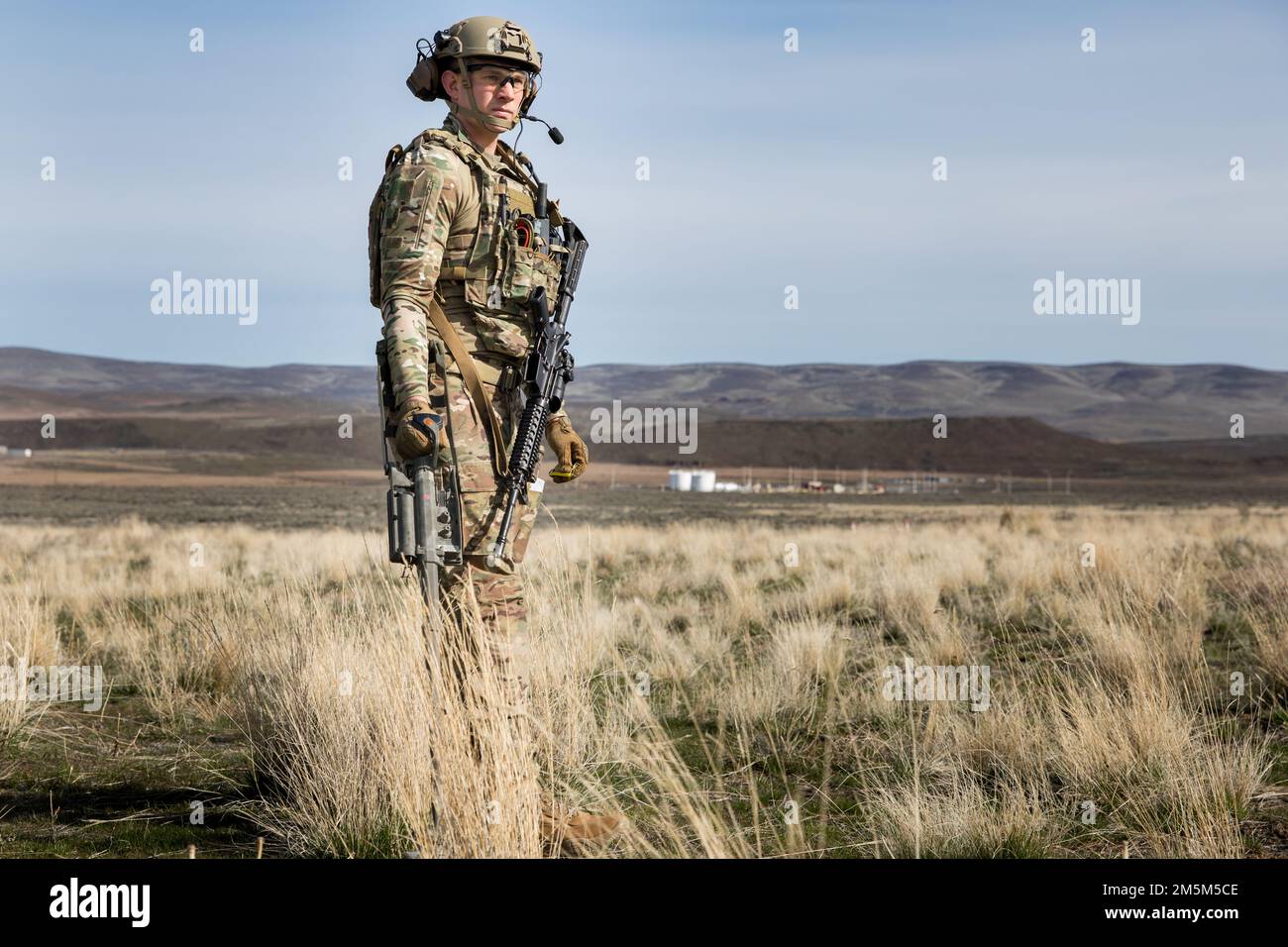 Les techniciens d'élimination d'explosifs d'artillerie (EOD) du 53rd Ordnance Company, 3rd Ordnance Battalion, 71st Ordnance Group, pratiquent diverses techniques lors de l'entraînement de soutien (SST) des forces d'opérations spéciales (SOF) à Yakima, Washington, 24 mars 2022. Il est important que la communauté EOD intègre la formation de soutien SOF afin que les techniciens EOD puissent mieux comprendre leurs homologues sur le champ de bataille pendant les déploiements. Banque D'Images