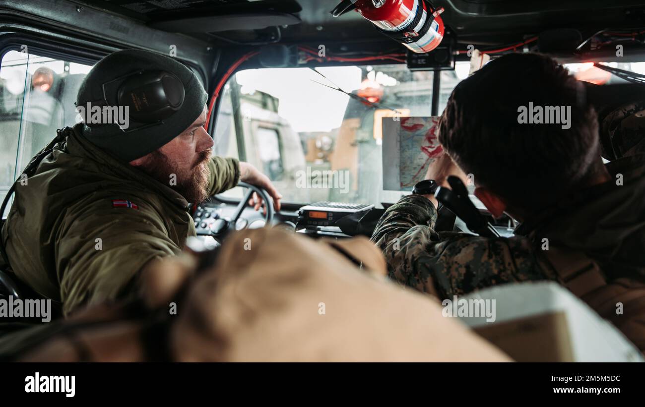 ÉTATS-UNIS Le Cpl. Sebastian Weidman, à droite, du corps de marine, montre le Pvt. Alexander Hillervik, un point de grille sur une carte pendant l'exercice Cold Response 2022, Norvège, 24 mars 2022. Weidman est un chef d'équipe d'infanterie avec 3rd Bataillon, 6th Marine Regiment, 2D Marine Division, II Marine Expeditionary Force, et Hillervik est un conducteur de véhicule de terrain à BV206 chenilles. L'exercice Cold Response '22 est un exercice biennal de préparation nationale et de défense norvégien qui a lieu à travers la Norvège, avec la participation de chacun de ses services militaires, ainsi que de 26 Organiza du Traité de l'Atlantique Nord supplémentaires Banque D'Images