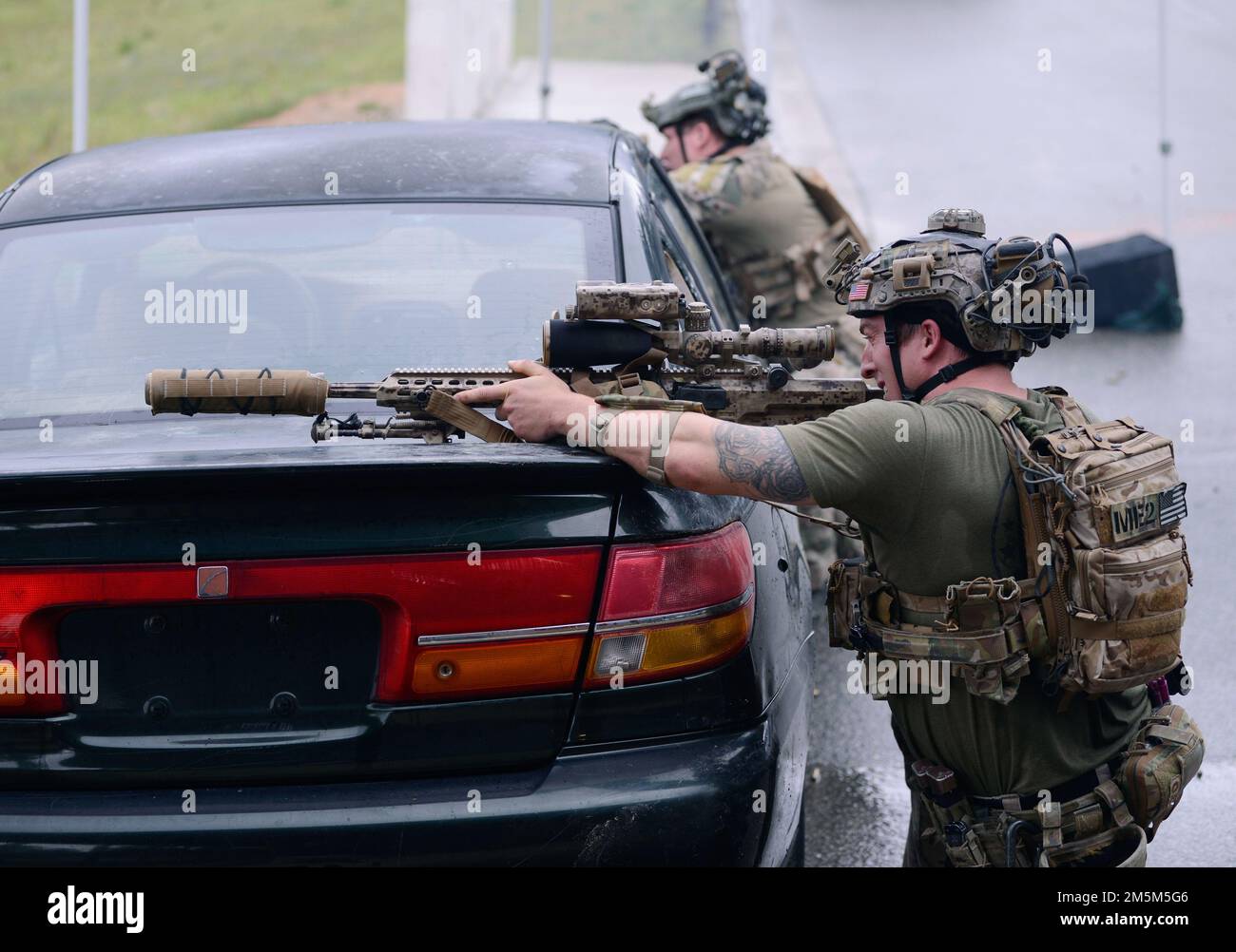 Les concurrents du concours international de tireurs d'élite du Commandement des opérations spéciales de l'armée des États-Unis (USASOC) s'engagent sur une plage à fort Bragg, en Caroline du Nord, au 24 mars 2022. Vingt et une équipes ont participé au concours international de tireurs d'élite USASOC 13th annuel, où des instructeurs du centre et de l'école de guerre spéciale John F. Kennedy de l'armée des États-Unis ont conçu une série d'événements qui ont défié la capacité de l'équipe de deux personnes à travailler ensemble avec rapidité et précision tout en engageant des cibles de multiples distances dans divers types d'environnements. Banque D'Images