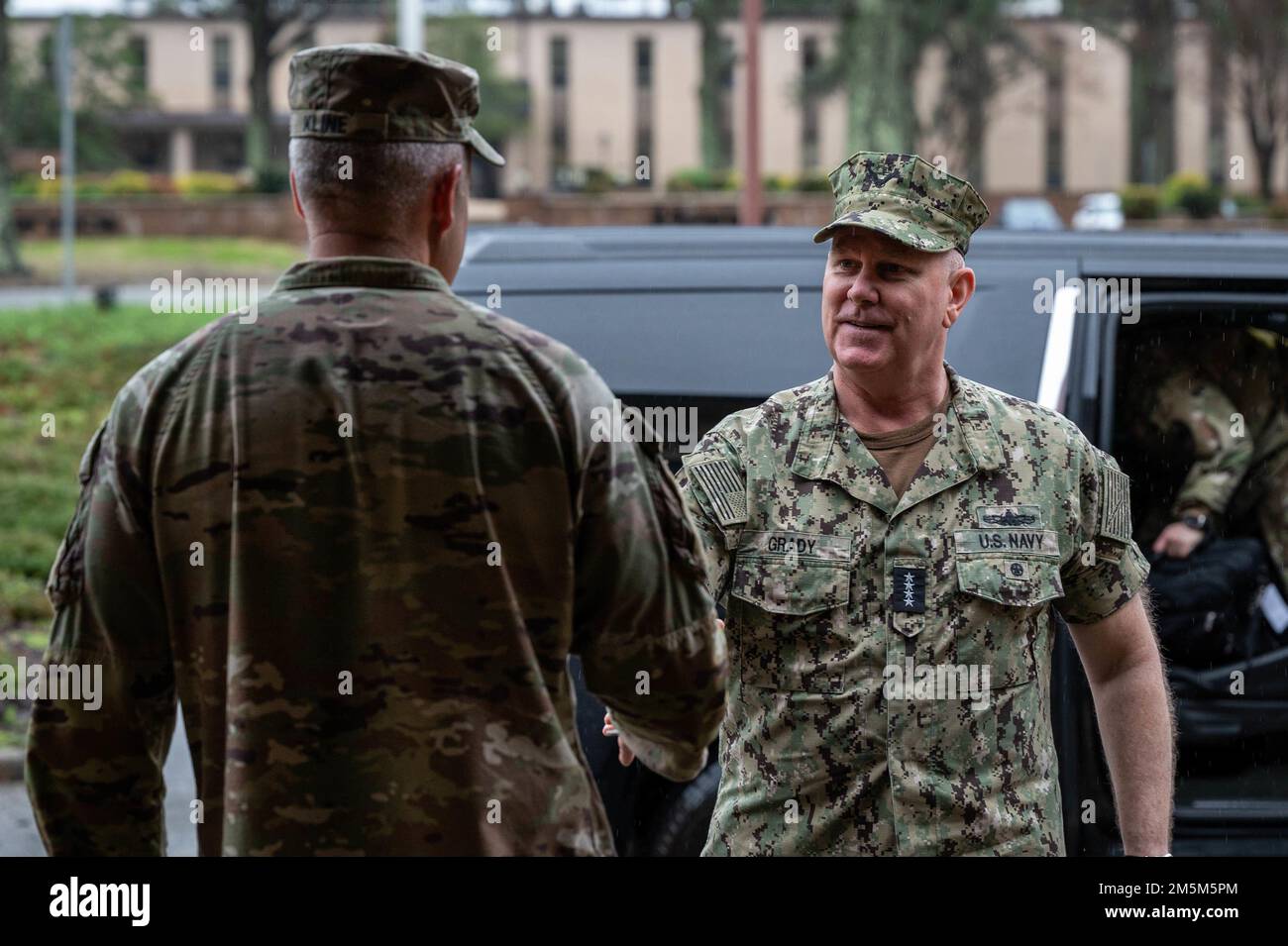 ÉTATS-UNIS Le vice-président des chefs d'état-major interarmées, Christopher W. Grady, SMA de la Marine, serre la main avec les États-Unis Armée Brig. Général John D. Kline, commandant du Centre d'instruction militaire initiale à la base interarmées Langley-Eustis, Virginie, 24 mars 2022. Au cours de l'engagement, Grady a pu visiter le CIMT et le quartier général du Commandement de la doctrine et de l'instruction. Banque D'Images