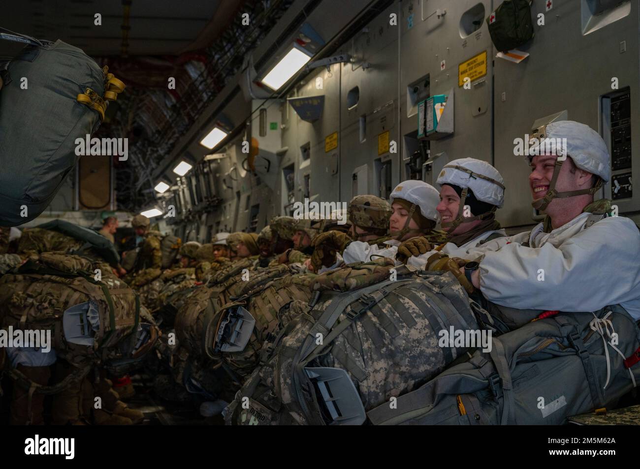 ÉTATS-UNIS Les parachutistes de l'armée affectés à l'équipe de combat de 4th Brigade, 25th Infantry Division, attendent le décollage d'un C-17 Globemaster III pendant l'exercice Rainier War 22A à la base interarmées Elmendorf-Richardson, Alaska, 24 mars 2022. Cet exercice est conçu pour démontrer la capacité de l’aile Airlift 62nd à fonctionner et à survivre tout en débattant les défis à l’avantage militaire américain dans tous les domaines opérationnels – l’air, la terre, la mer et le cyberespace. Banque D'Images