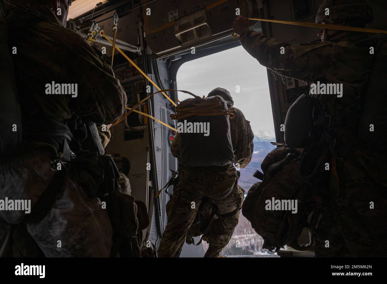 ÉTATS-UNIS Des soldats de l'armée affectés à l'équipe de combat de la brigade 4th, 25th Division d'infanterie, quittent un C-17 Globemaster III pendant l'exercice Rainier War 22A à la base interarmées Elmendorf-Richardson, Alaska, 24 mars 2022. Cet exercice est conçu pour démontrer la capacité de l’aile Airlift 62nd à fonctionner et à survivre tout en débattant les défis à l’avantage militaire américain dans tous les domaines opérationnels – l’air, la terre, la mer et le cyberespace. Banque D'Images