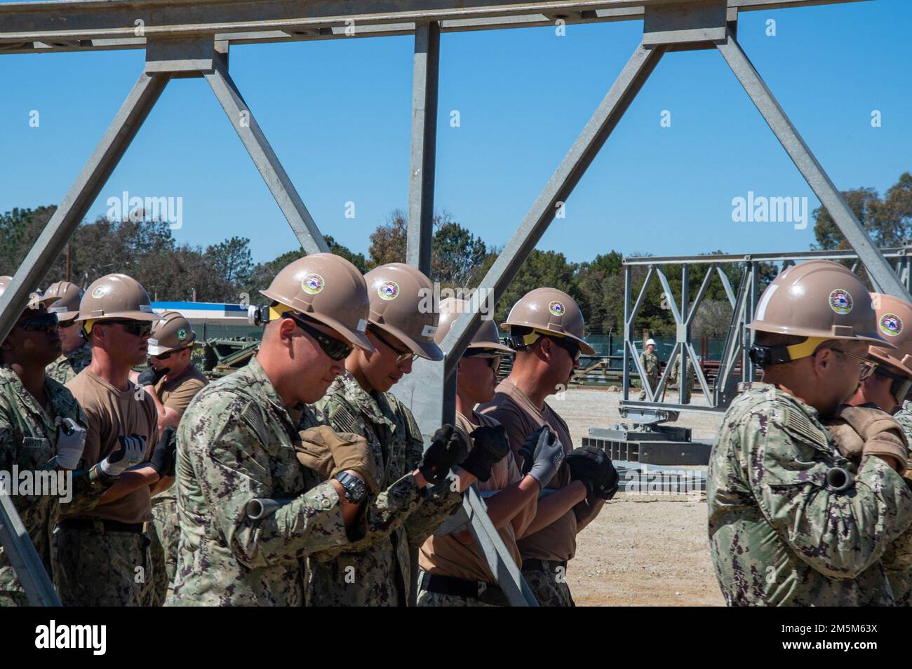 220323-N-MQ841-1036 PORT HUENEME, CALIFORNIE (23 mars 2022) États-Unis Les soldats de la Marine affectés au bataillon de construction mobile navale (NMCB) 5 déplacent un super panel de cisaillement élevé pendant l'entraînement du pont Mabey Johnson lors de l'exercice du poste de commandement du bataillon à bord de la base navale du comté de Ventura Port Hueneme, en Californie. États-Unis Les Seabees de la Marine avec NMCB-5 sont domiciliés à Port Hueneme. Ils s'entraînent sur des chantiers de construction de haute qualité, sur la logistique expéditionnaire et sur des opérations de combat pour exécuter des projets de construction et d'ingénierie pour des opérations de combat majeures, des interventions en cas de catastrophe et une aide humanitaire. Banque D'Images