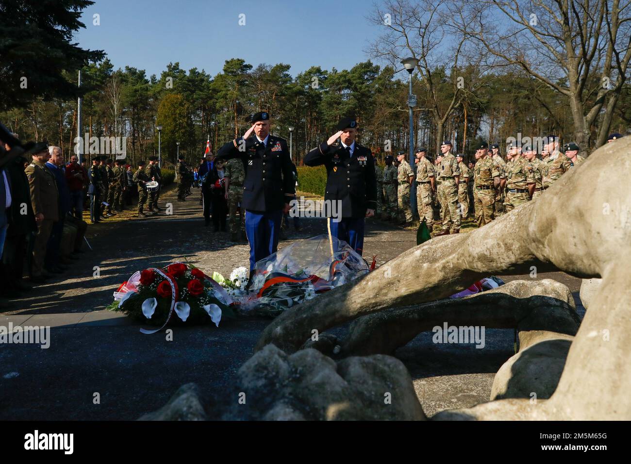 ÉTATS-UNIS Le lieutenant-colonel de l'armée Richard Jones, commandant du bataillon de soutien de la brigade 101st, de l'équipe de combat de la brigade blindée 1st, de la division d'infanterie 1st et des États-Unis Armée 1st le sergent Glenn Cook, affecté au BSB 101, 1ABCT, 1ID rend hommage au mémorial de Stalag Luft III lors d'un événement de commémoration à Zagan, Pologne, 24 mars 2022. Des membres de service de diverses nations ont participé à la commémoration de ce que l'on appelle la « Grande évasion », une tentative d'évasion orchestrée par des aviateurs de la Royal Air Force britannique d'un camp de prisonniers de guerre allemand à Zagan au cours de la Seconde Guerre mondiale et s'est terminée par l'exécution de la récapitulation de 50 Banque D'Images ÉTATS-UNIS Le lieutenant-colonel de l'armée Richard Jones, commandant du bataillon de soutien de la brigade 101st, de l'équipe de combat de la brigade blindée 1st, de la division d'infanterie 1st et des États-Unis Armée 1st le sergent Glenn Cook, affecté au BSB 101, 1ABCT, 1ID rend hommage au mémorial de Stalag Luft III lors d'un événement de commémoration à Zagan, Pologne, 24 mars 2022. Des membres de service de diverses nations ont participé à la commémoration de ce que l'on appelle la « Grande évasion », une tentative d'évasion orchestrée par des aviateurs de la Royal Air Force britannique d'un camp de prisonniers de guerre allemand à Zagan au cours de la Seconde Guerre mondiale et s'est terminée par l'exécution de la récapitulation de 50 Banque D'Images
