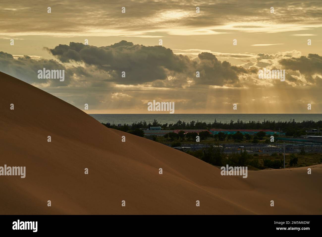 Dunes de sable dans la ville de Phan rang à l'aube Banque D'Images