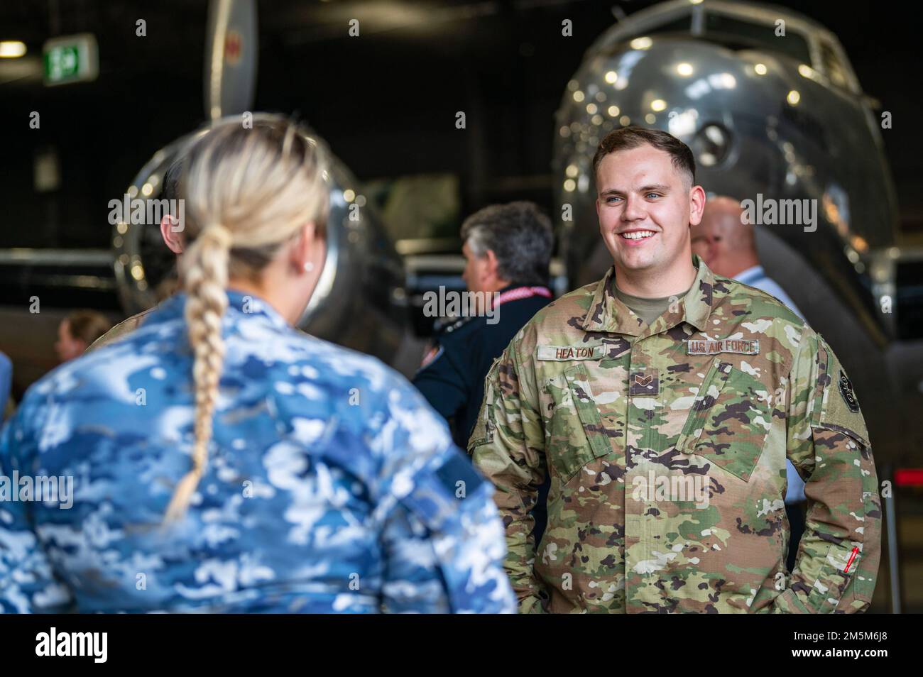 ÉTATS-UNIS Airman Damon Heaton, chef d'équipage du 60th Escadron de maintenance d'aéronefs, interagit avec un membre de la Royal Australian Air Force avant une cérémonie du patrimoine à la base de la RAAF Amberley, Queensland, 24 mars 2022. L'escadron de transport aérien 22nd, actuellement en poste à la base aérienne de Travis, en Californie, a commémoré le 80th anniversaire de sa création par une visite à la base aérienne Amberley 23-27 mars 2022. L'escadron a été créé 3 avril 1942, en tant que 22nd Escadron de transport à l'aéroport Essendon de Melbourne, en Australie, coïncidant avec l'établissement de plusieurs moyens de transport de la RAAF Banque D'Images