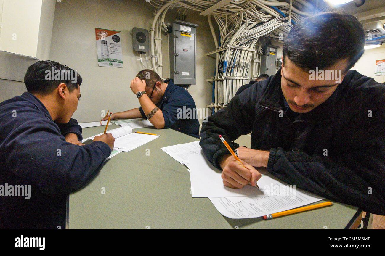 LES marins DE L'OCÉAN PACIFIQUE (25 mars 2022) affectés au navire de quai de transport amphibie USS John P. Murtha (LPD 26) ont passé l'examen d'avancement du cycle de printemps E-5, 25 mars. John P. Murtha mène actuellement des opérations de routine dans la flotte américaine 7th. Banque D'Images