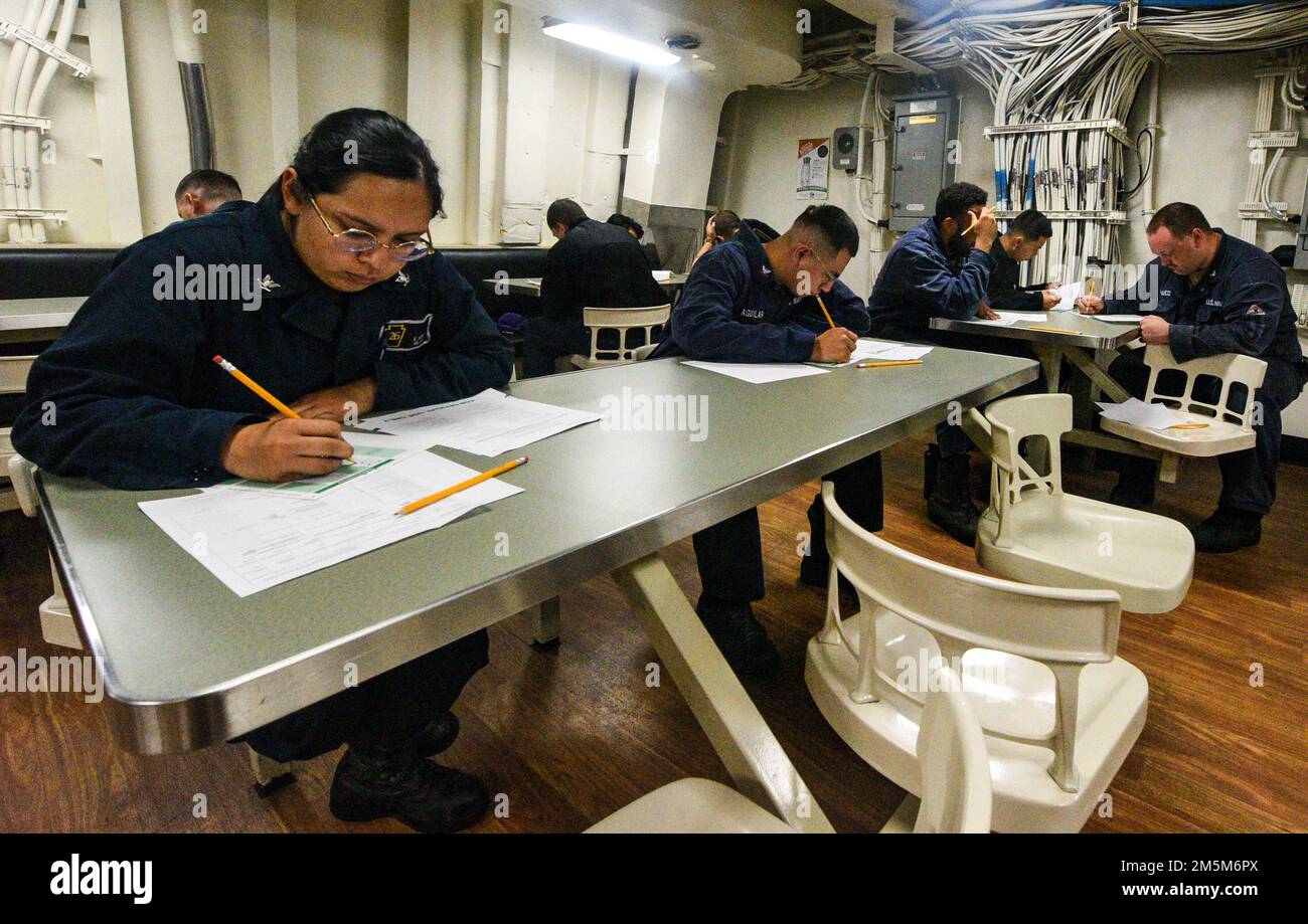LES marins DE L'OCÉAN PACIFIQUE (25 mars 2022) affectés au navire de quai de transport amphibie USS John P. Murtha (LPD 26) ont passé l'examen d'avancement du cycle de printemps E-5, 25 mars. John P. Murtha mène actuellement des opérations de routine dans la flotte américaine 7th. Banque D'Images