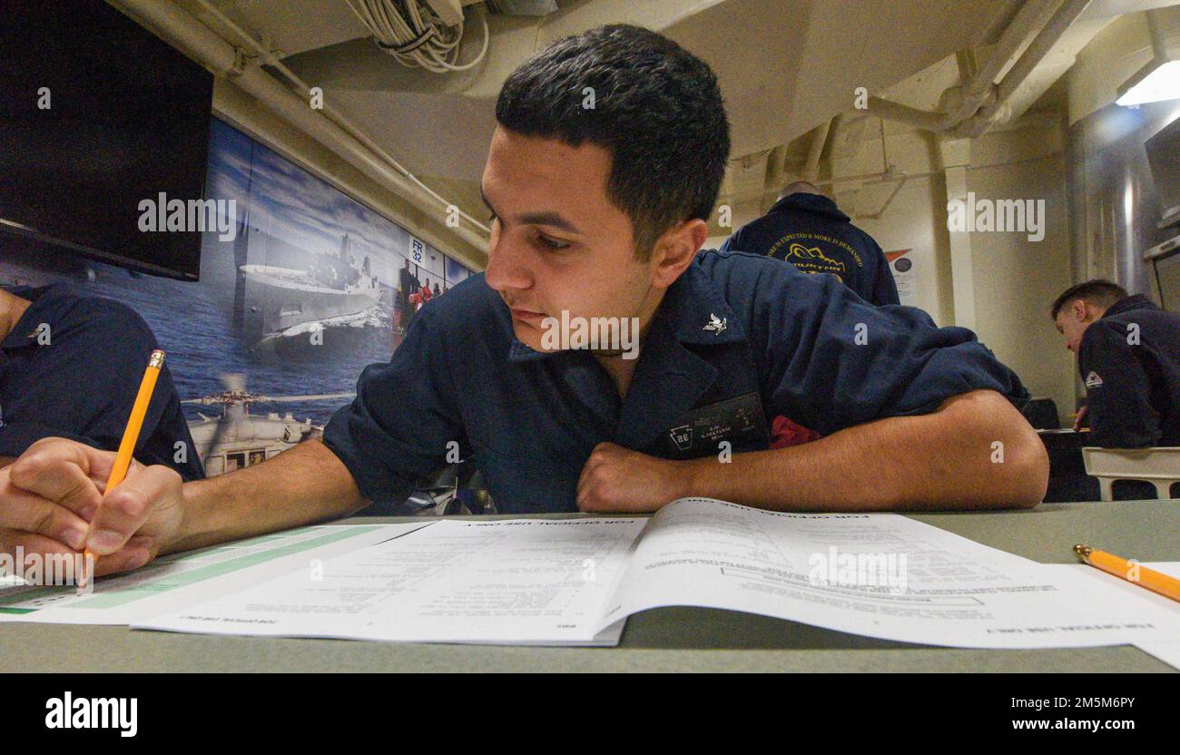OCÉAN PACIFIQUE (25 mars 2022) classe 3rd du compagnon de Boatswain Anthony Malacane, d’Auburndale, Floride, affecté au navire de quai de transport amphibie USS John P. Murtha (LPD 26), passe l’examen d’avancement du cycle de printemps E-5, 25 mars. John P. Murtha mène actuellement des opérations de routine dans la flotte américaine 7th. Banque D'Images