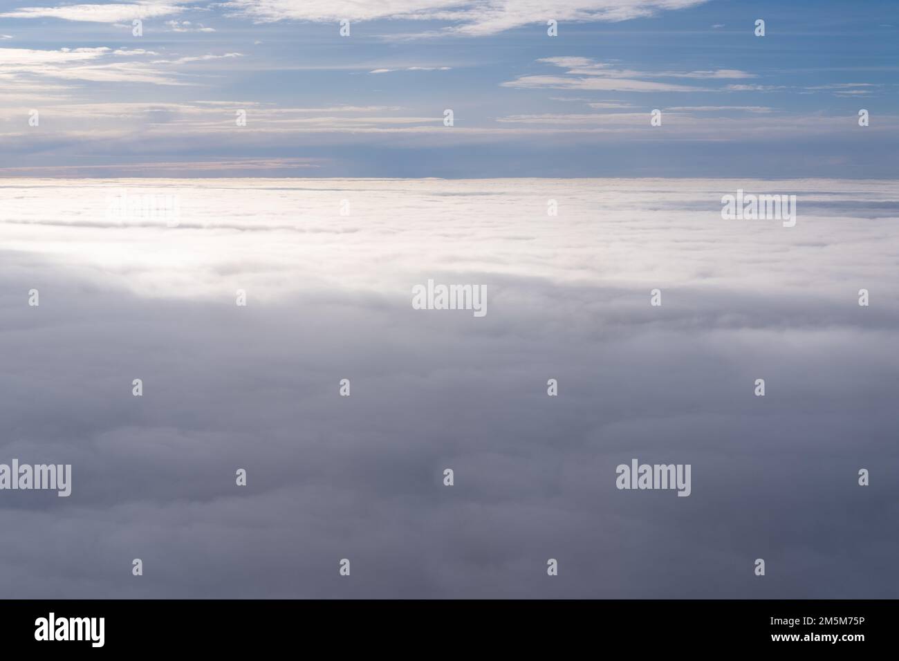 La vue de la fenêtre de l'avion de nuages denses et de la stratosphère bleue. Cloudscape. Ciel bleu et nuage blanc. Jour ensoleillé. Nuage Cumulus. Banque D'Images