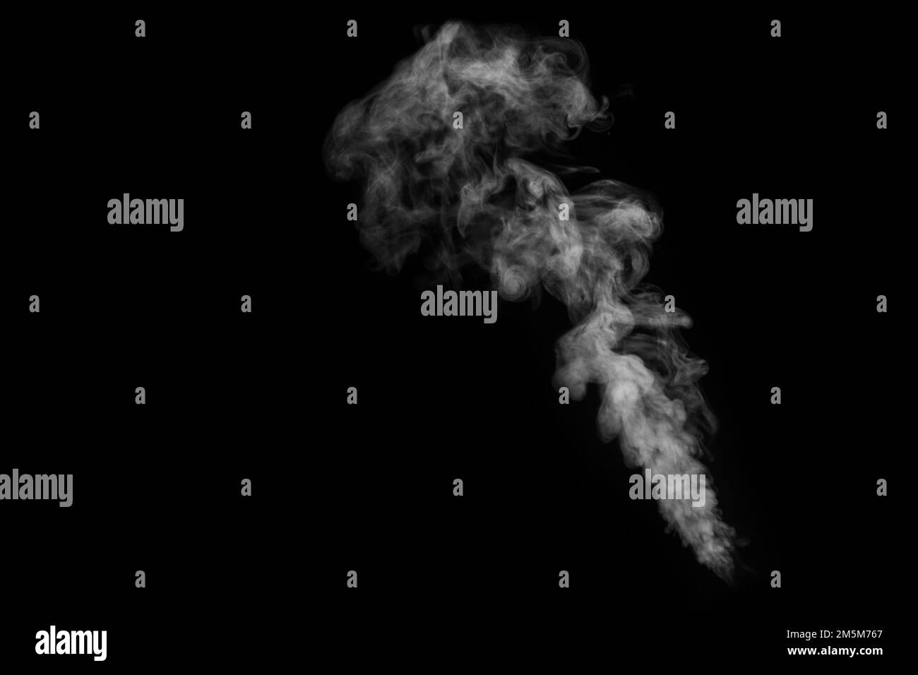 Curling blanc la vapeur de fumée dense qui monte est isolée sur fond noir pour superposer vos photos. Arrière-plan de vapeur Banque D'Images