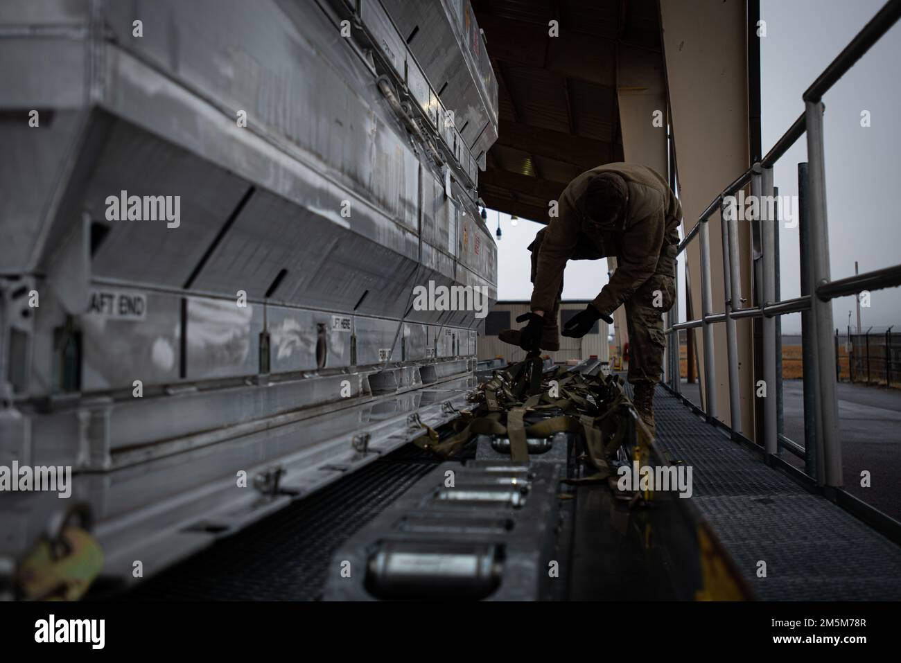 L'ancien Airman Joshua Kohl, spécialiste de la manutention spéciale de l'escadron du port aérien 305th, sécurise une palette d'équipement sur la base interarmées McGuire-dix-Lakehurst, N.J., 24 mars 2022. La 305th Air Mobility Wing envoie de l'équipement en Europe dans le cadre de l'assistance de sécurité des États-Unis à l'Ukraine. Les États-Unis soutiennent la souveraineté et l’intégrité territoriale de l’Ukraine. Banque D'Images