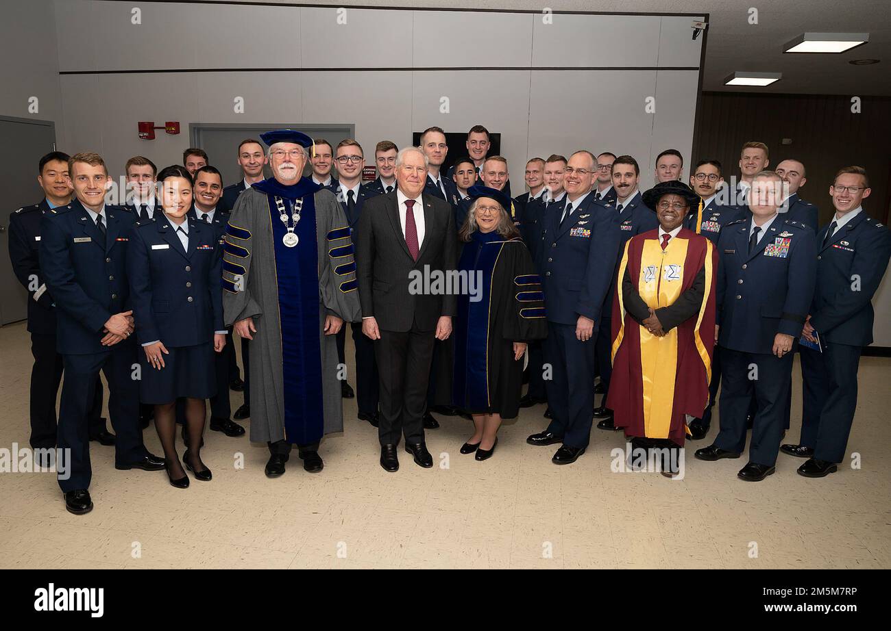 Le secrétaire de la Force aérienne Frank Kendall se joint à la direction de l’Air Force Institute of Technology et aux éminents diplômés de cette année avant la cérémonie de remise des diplômes de l’école au Musée national des États-Unis Force aérienne à la base aérienne Wright-Patterson, Ohio, 24 mars 2022. Kendall était le conférencier invité à la cérémonie de remise des diplômes. Banque D'Images
