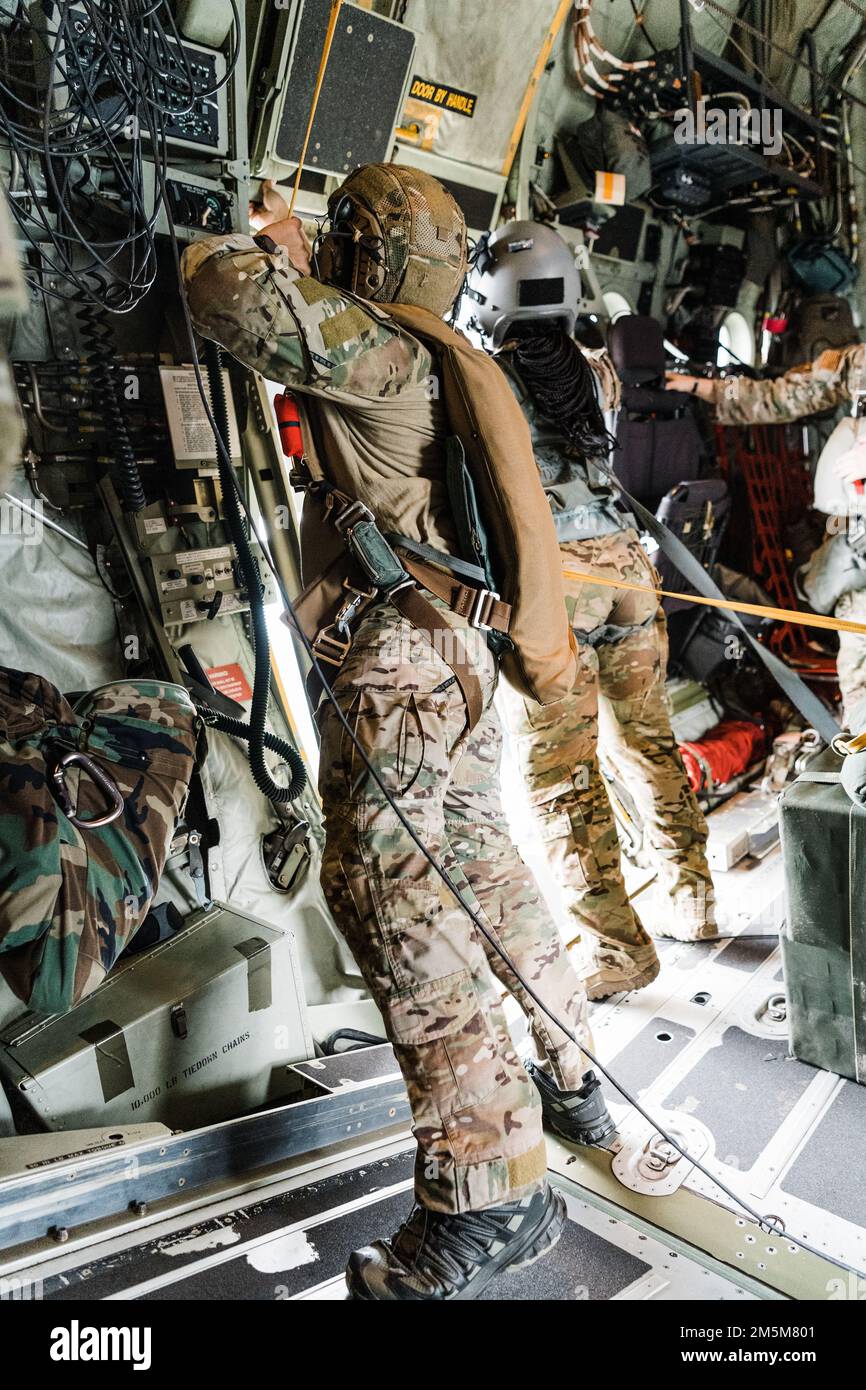 820th aviateurs du groupe de défense de la base et les charmeurs de sauvetage HC-130 combat King II de la 23d Escadre conduisent une formation sur les procédures de sortie des ensembles de portes à bord d'un HC-130J combat King II, base aérienne Moody, Géorgie (24 mars 2022). Les membres du BDG de 820th ont élargi leurs compétences en matière de jumpmaster/parachutiste en exécutant des procédures de porte et de sortie de secours (ADEPT) 2. Banque D'Images