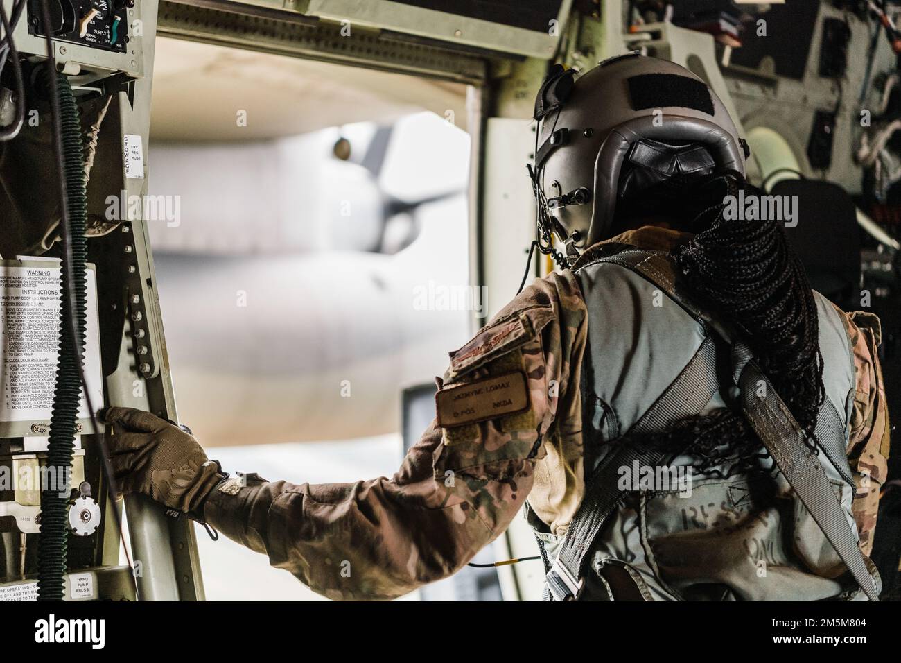 les charmeurs de sauvetage du Roi II de combat de la 23D e Escadre HC-130 effectuent une formation sur les procédures de sortie des ensembles de portes à bord d'une base aérienne du Roi II de combat HC-130J, Moody Air Force base, Géorgie (24 mars 2022). Les membres du BDG de 820th ont élargi leurs compétences en matière de jumpmaster/parachutiste en exécutant des procédures de porte et de sortie de secours (ADEPT) 2. Banque D'Images
