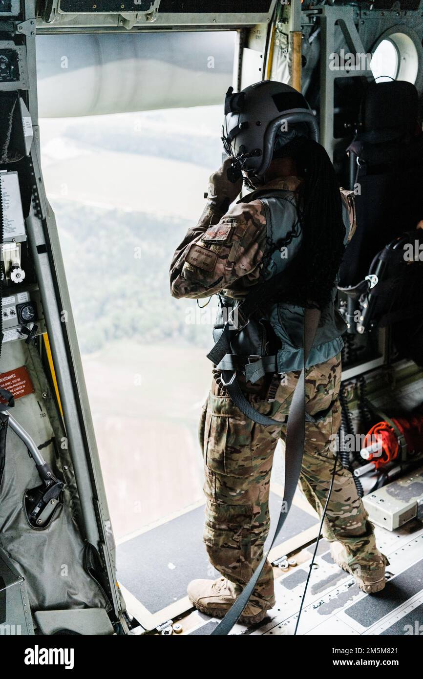 Un Loadmaster de sauvetage du roi de combat II de la 23d e Escadre HC-130 effectue une formation sur les procédures de sortie des ensembles de portes à bord d'un roi de combat II HC-130J, base aérienne Moody, Géorgie (24 mars 2022). Les membres d'équipage d'un King de combat II HC-130 de la 23d e Escadre ont intégré les membres du BDG de 820th afin d'étendre leur compétence de maître-jumpmaster/parachutiste en exécutant des procédures de porte de harnais et de sortie de secours (ADEPT) 2. Banque D'Images
