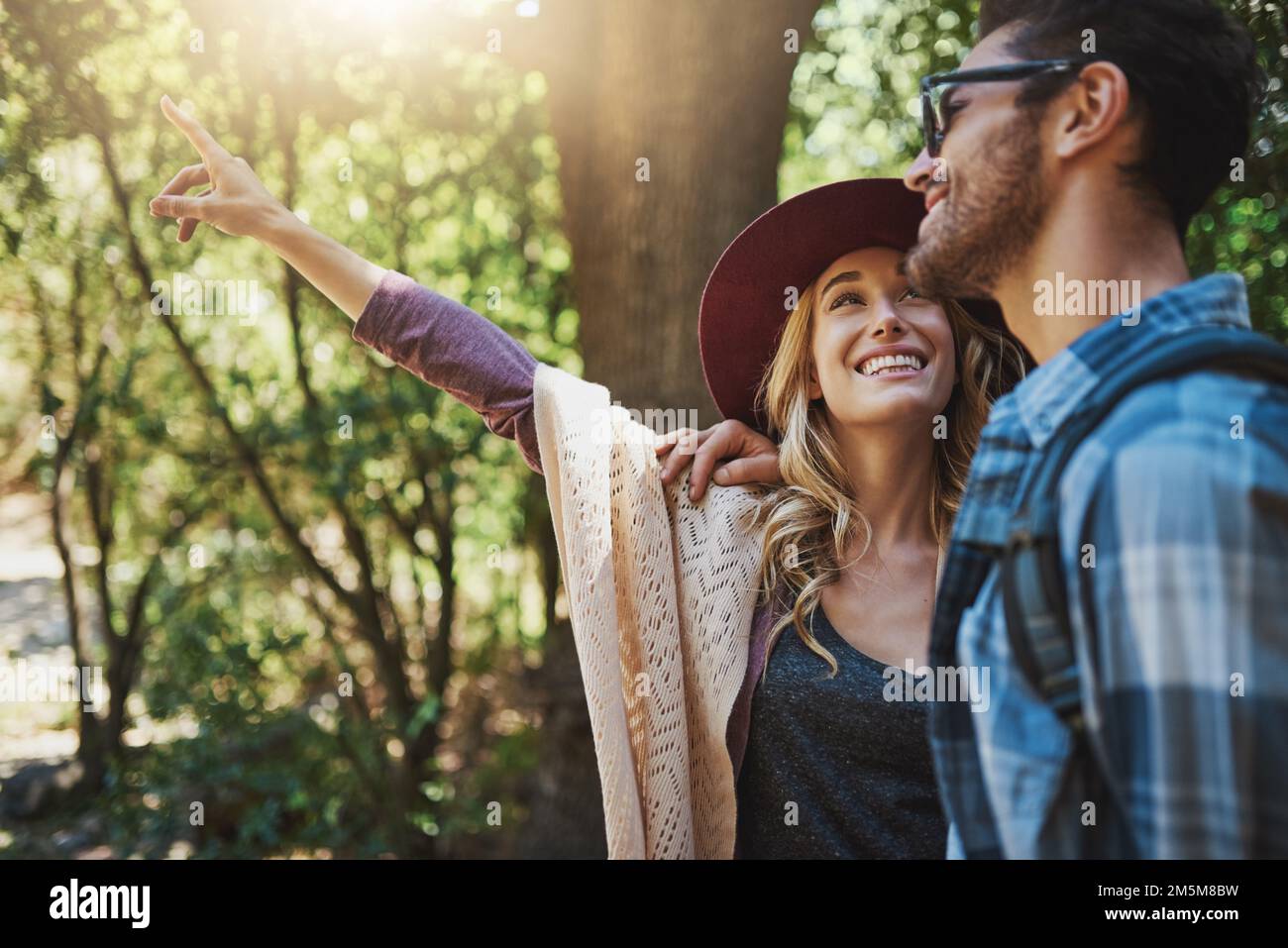 C'est incroyable. un jeune couple heureux explorant la nature ensemble. Banque D'Images