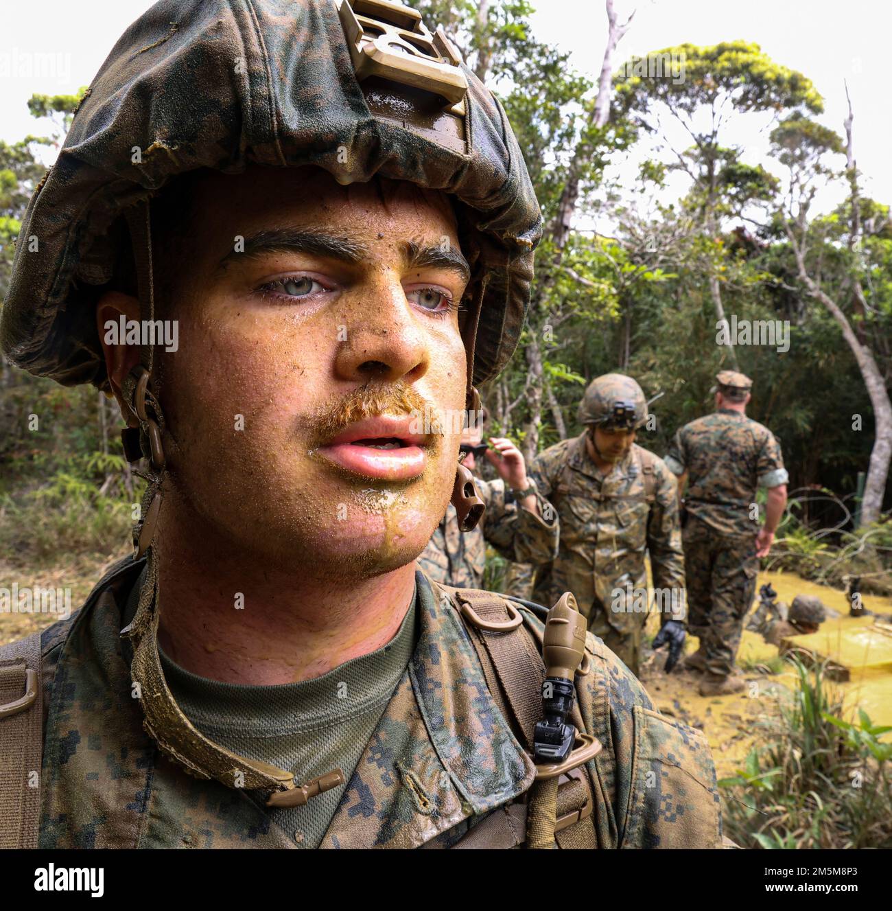 ÉTATS-UNIS Le caporal Ethan Kleitz, responsable des systèmes de transmission électronique au sol, avec 5th Air Naval Gunfire liaison Company, III Marine Expeditionary Force information Group, se tient après le cours d'endurance pendant le cours d'entraînement de la Guerre de la jungle au Camp Gonsalves, Okinawa, Japon, 24 mars 2022. Le cours d'endurance est l'événement culminant du cours de compétences de base de la jungle et a été mené dans le cadre d'un exercice global de terrain de la jungle mené sur 21-25 mars. Au cours de la FEX, III MIG Marines a exercé sa capacité à mener des opérations distribuées dans un environnement austère. Banque D'Images