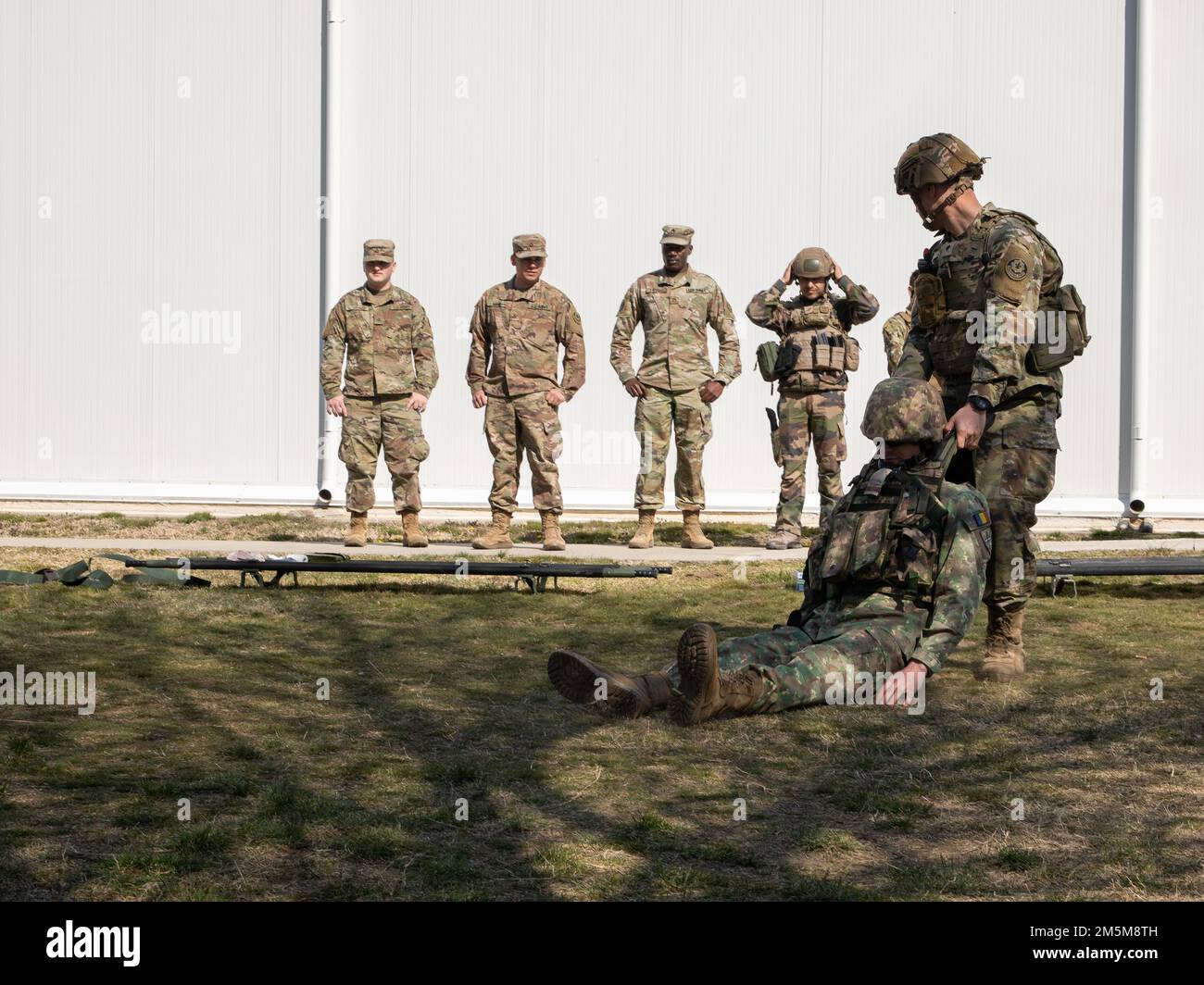 ÉTATS-UNIS Des soldats de l'armée affectés au 2nd Cavalry Regiment commencent un cours conjoint de sauvetage de combat de l'OTAN à la base aérienne de Mihail Kogalniceanu, en Roumanie, sur 24 mars 2022. 2nd Cavalry Regiment fait partie du V corps, le Forward Deployed corps en Europe, qui travaille aux côtés des alliés de l'OTAN et des partenaires de sécurité régionaux pour fournir des forces prêtes au combat, exécuter des exercices d'entraînement conjoints et multinationaux, et conserve le commandement et le contrôle de toutes les unités de rotation et affectées sur le théâtre européen. Le cours CLS permet au personnel militaire de se familiariser avec les compétences médicales de base nécessaires pour les soins aux victimes de traumatismes. Banque D'Images