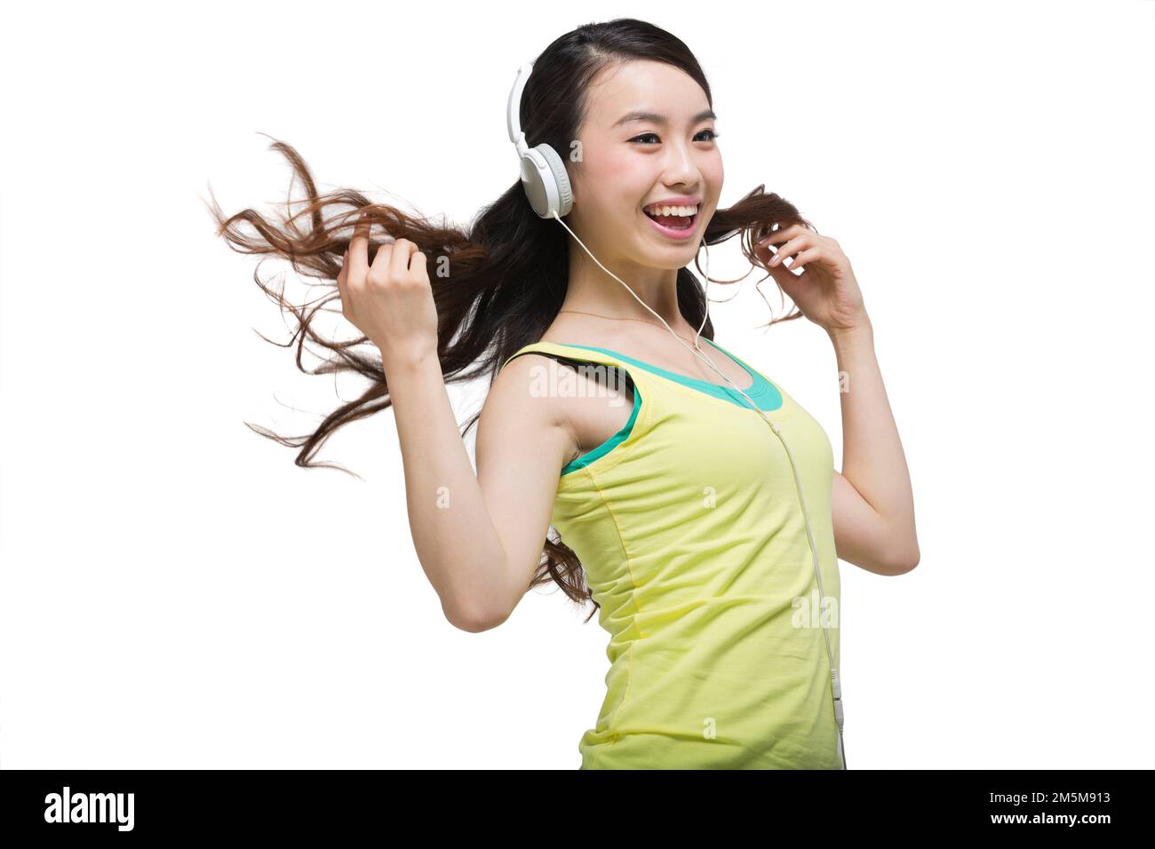 Des jeunes dynamiques et dynamiques qui portent des écouteurs pour écouter de la musique Banque D'Images