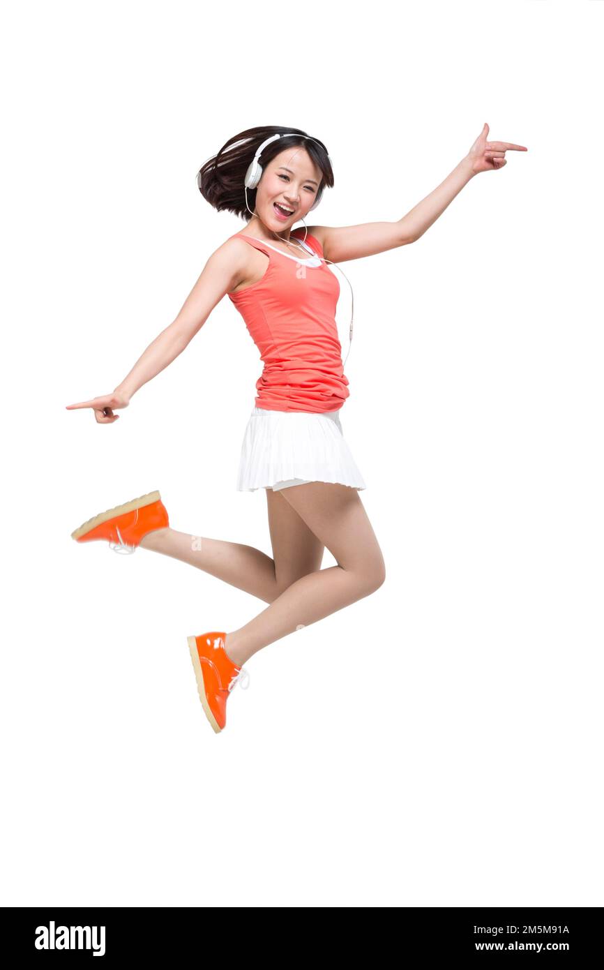 Les jeunes qui portent des écouteurs sautent à la mode Banque D'Images