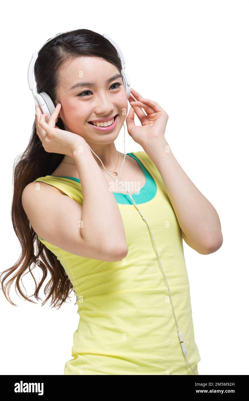 Des jeunes dynamiques et dynamiques qui portent des écouteurs pour écouter de la musique Banque D'Images