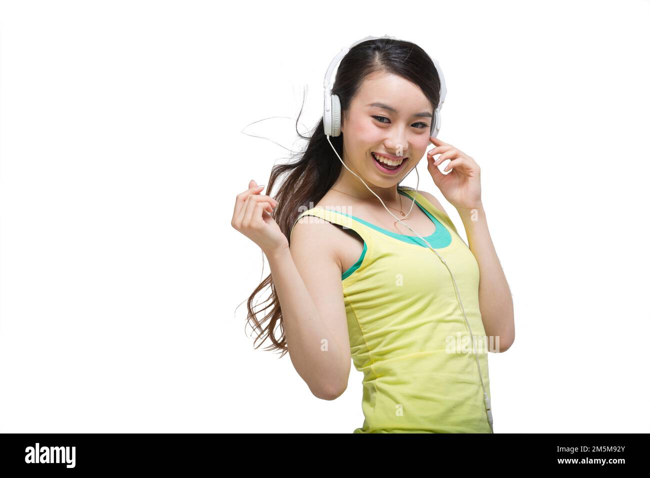 Des jeunes dynamiques et dynamiques qui portent des écouteurs pour écouter de la musique Banque D'Images