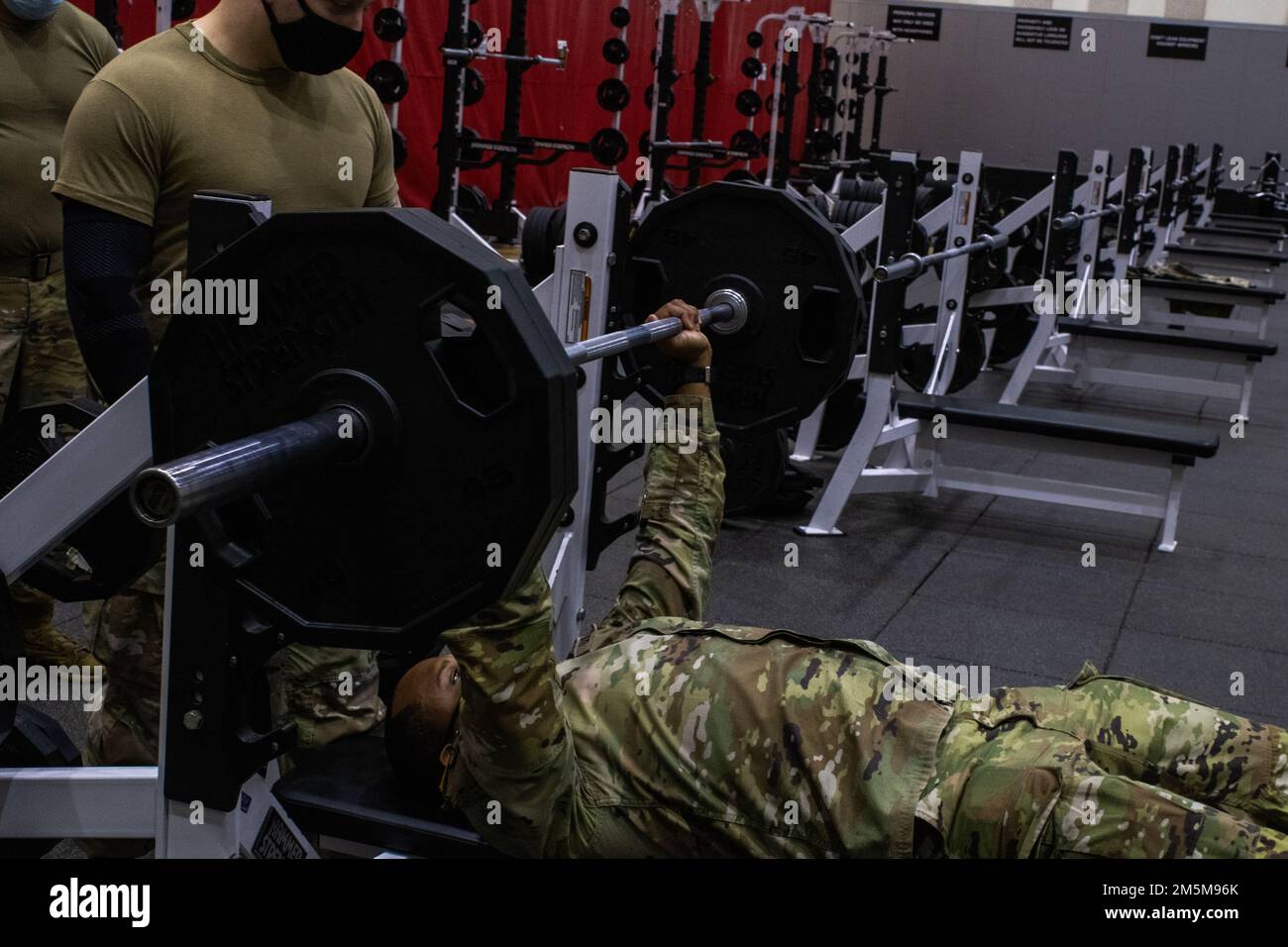 Commandant Sgt. Maj. Lemon, États-Unis La garnison de l'armée Humphreys, chef principal enrôlé, montre aux soldats comment placer la presse en position de banc en toute sécurité pendant le 24 mars 2022 du Sommet sur la performance du Centre de performance prêt et résilient de l'Armée de terre. Banque D'Images