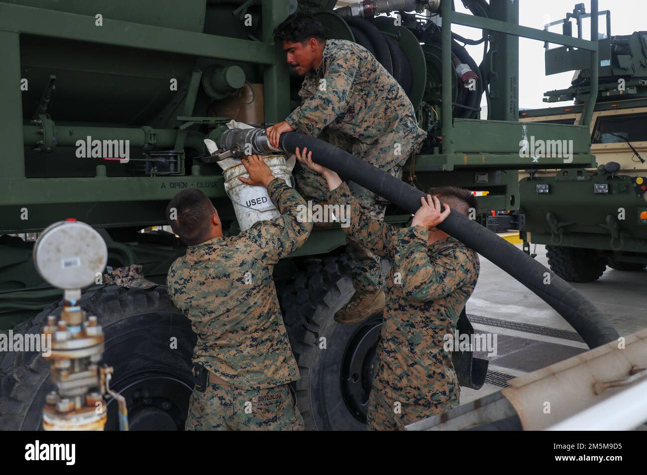 ÉTATS-UNIS Marines avec 3rd Landing support Battalion, combat Logistics Regiment 3, 3rd Marine Logistics Group, ravitailler un réservoir de carburant attaché à un système de véhicule de logistique pendant l'exercice Atlantic Dragon à l'installation de soutien du corps des Marines Blount Island, Jacksonville, Floride, 23 mars 2022. 3rd LSB dirige Atlantic Dragon 22 en collaboration avec CLR-37, 3rd MLG et combat Logistics Battalion 451, CLR-45, 4th MLG, pour décharger, inspecter, Et préparez l'équipement pour une variété de buts à travers le corps des Marines. Au cours de l'exercice, 3rd LSB teste les capacités sur la conduite d'un long Banque D'Images