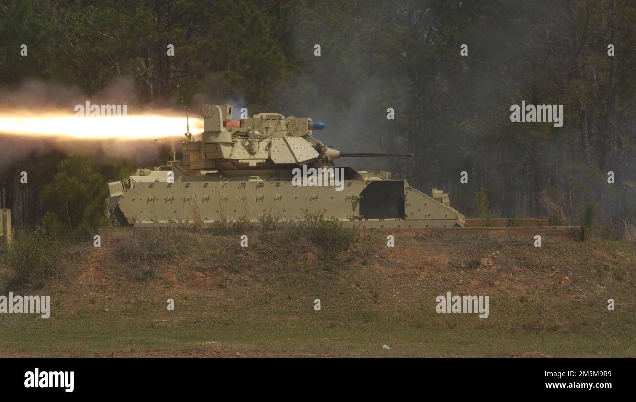 Un véhicule de combat d'infanterie Bradley tire un MISSILE ANTICHAR guidé LORS d'une démonstration de tir en direct au Sommet des Forces terrestres africaines 2022 qui s'est tenu à fort Benning, en Géorgie. (É.-U. Photo de l'armée Sgt. Brandon Rickert) Banque D'Images